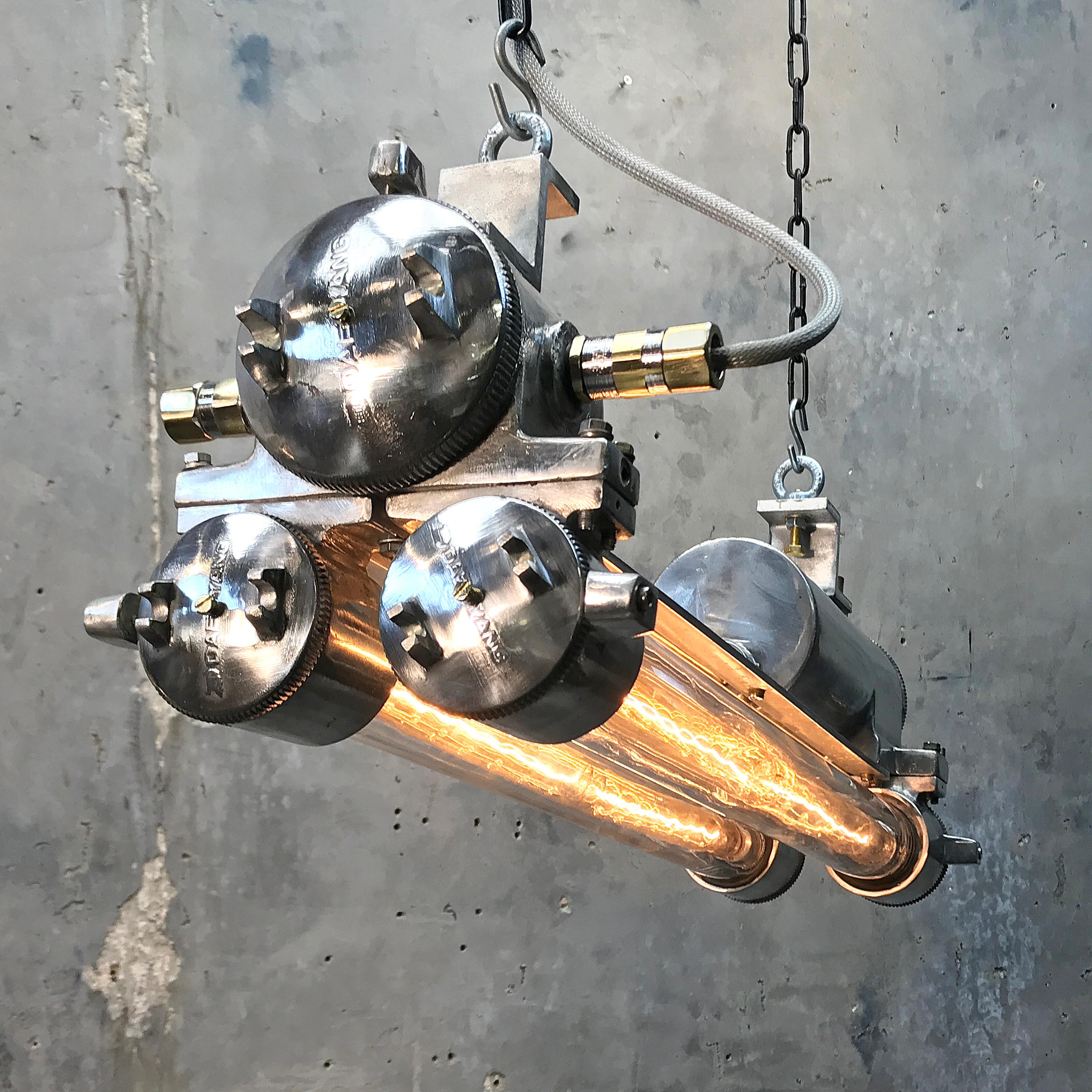 Bande lumineuse industrielle des années 1970 en aluminium, laiton et verre ignifugés, polie 11