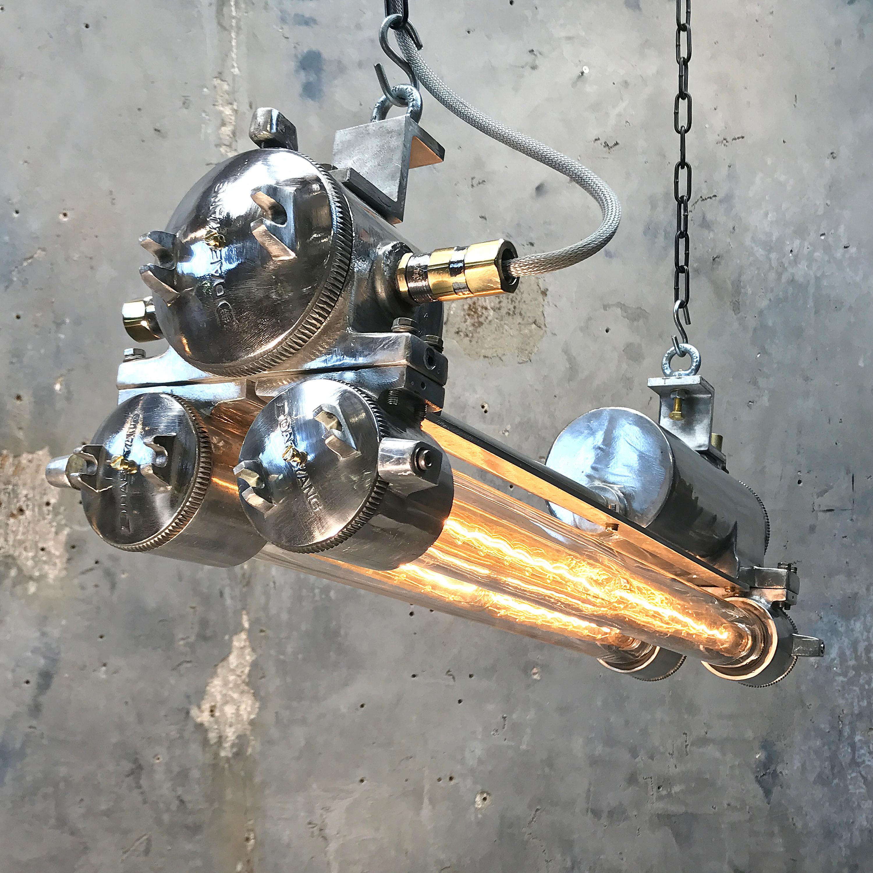 Lampe industrielle coréenne ignifuge récupérée, fabriquée par Daeyang dans les années 1970, avec une finition très polie.
 
Article original récupéré sur des superpétroliers et des navires militaires, puis restauré professionnellement par Loomlight