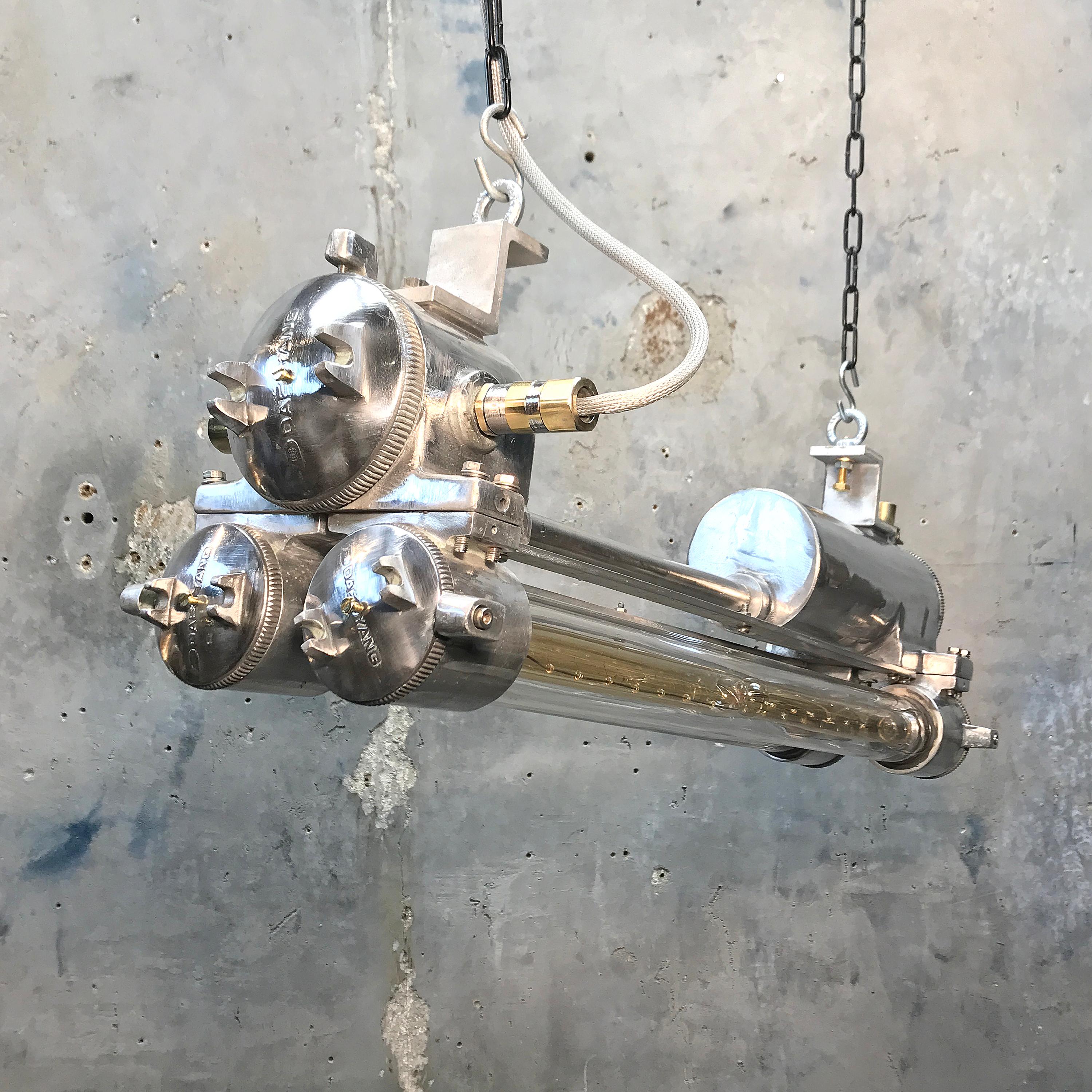 Bande lumineuse industrielle des années 1970 en aluminium, laiton et verre ignifugés, polie 12