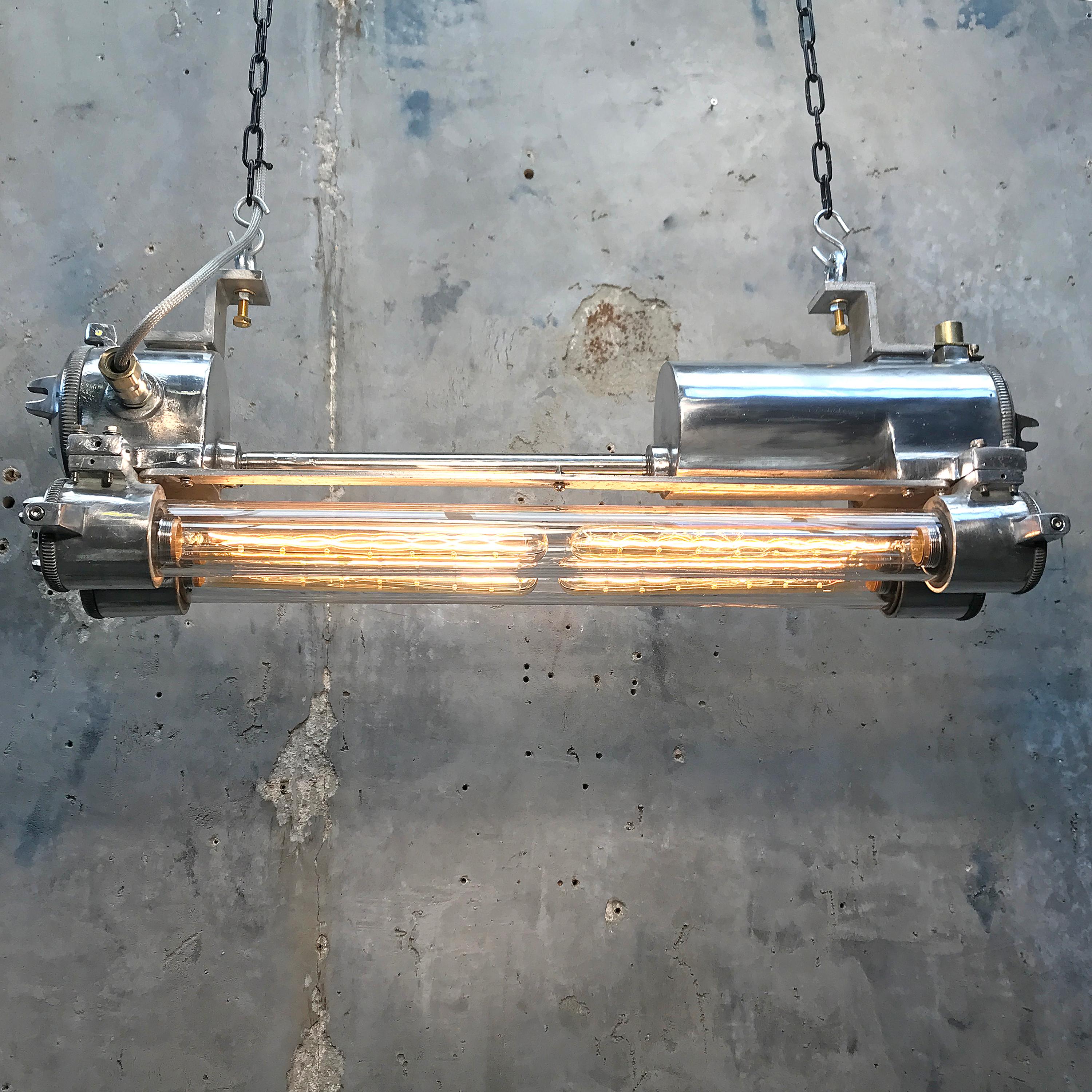 Aluminium Bande lumineuse industrielle des années 1970 en aluminium, laiton et verre ignifugés, polie