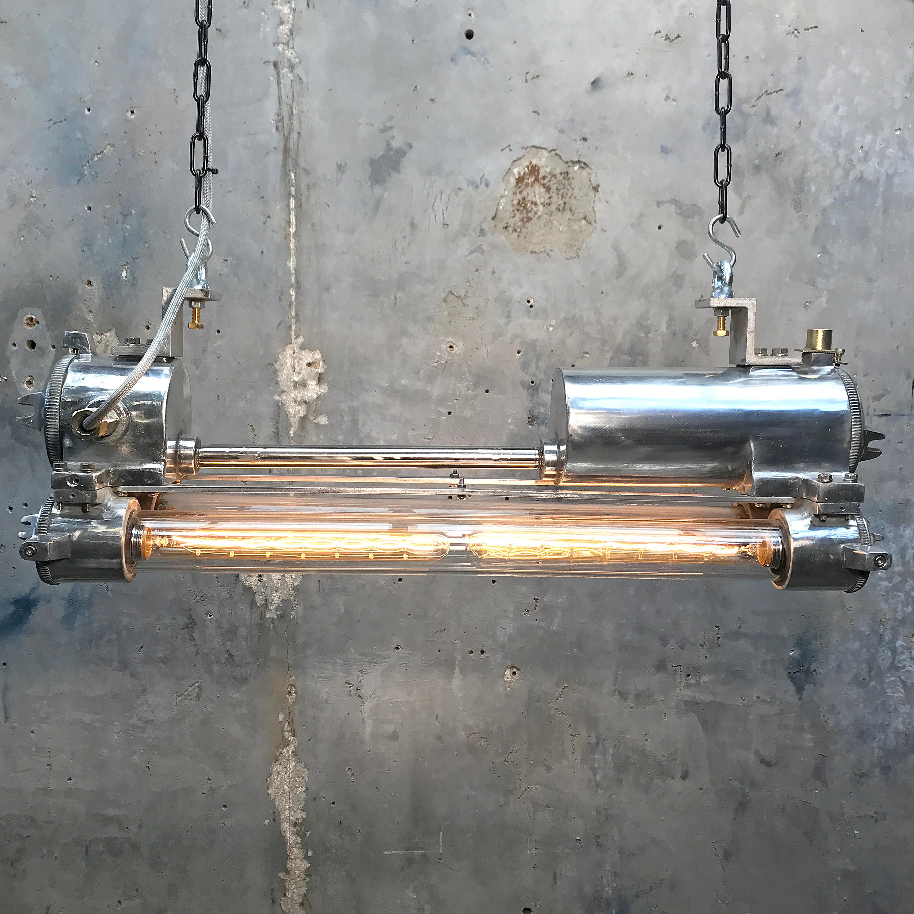 Bande lumineuse industrielle des années 1970 en aluminium, laiton et verre ignifugés, polie 1
