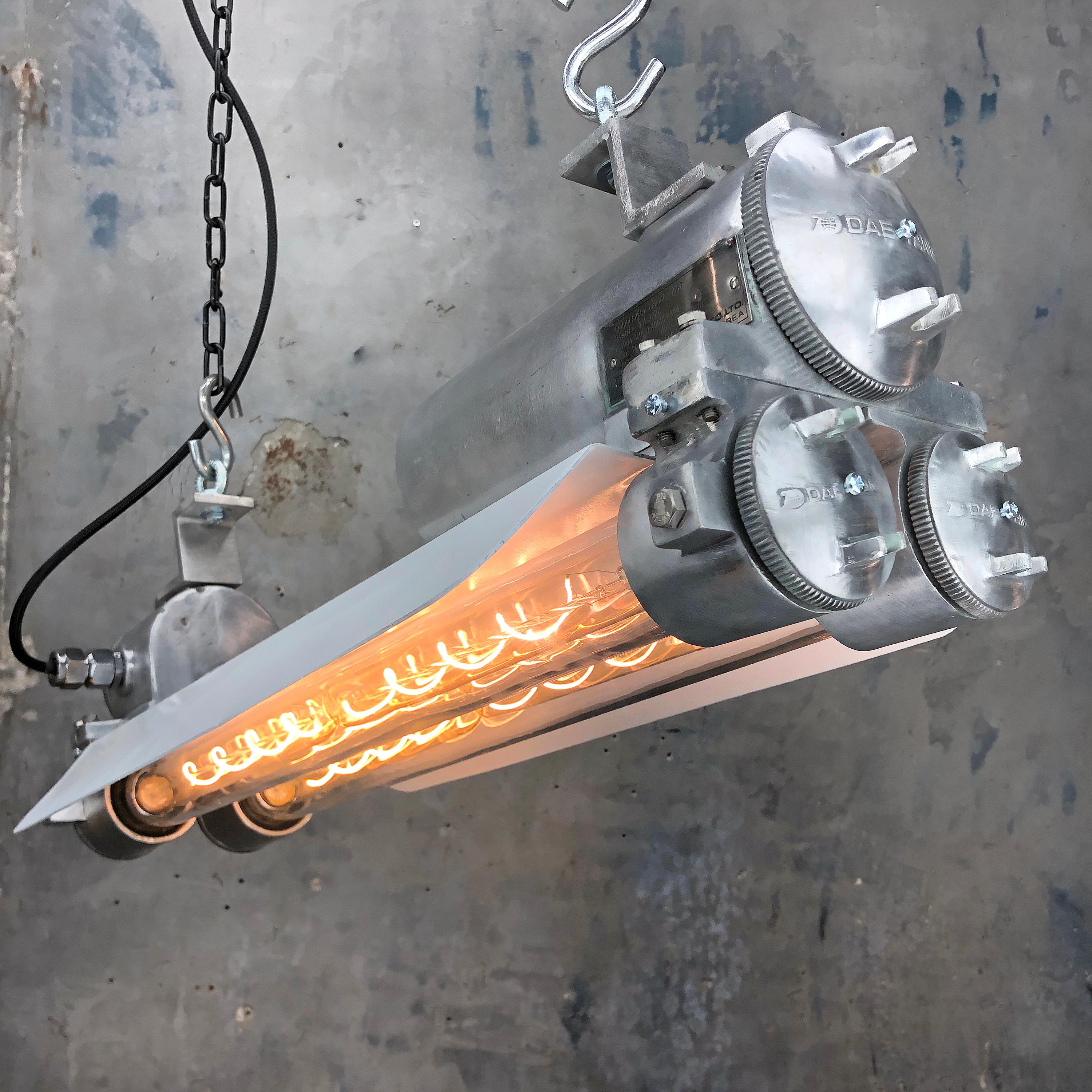 Lampe Edison Flame Proof Strip des années 1970 en aluminium industriel, verre, abat-jour blanc en vente 2