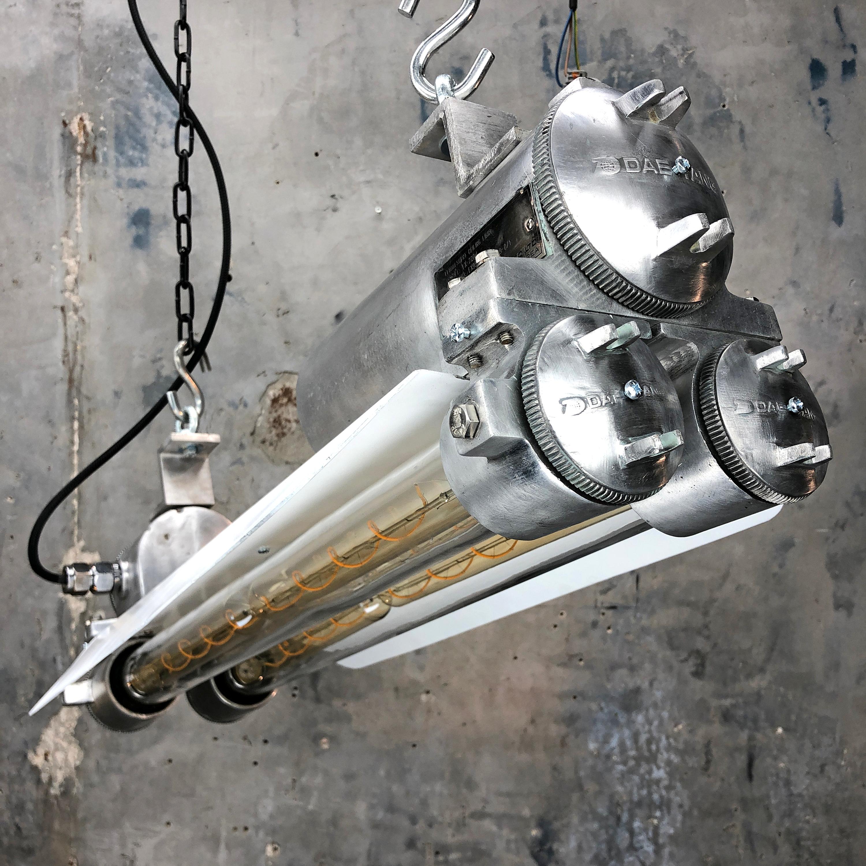 20ième siècle Lampe Edison Flame Proof Strip des années 1970 en aluminium industriel, verre, abat-jour blanc en vente