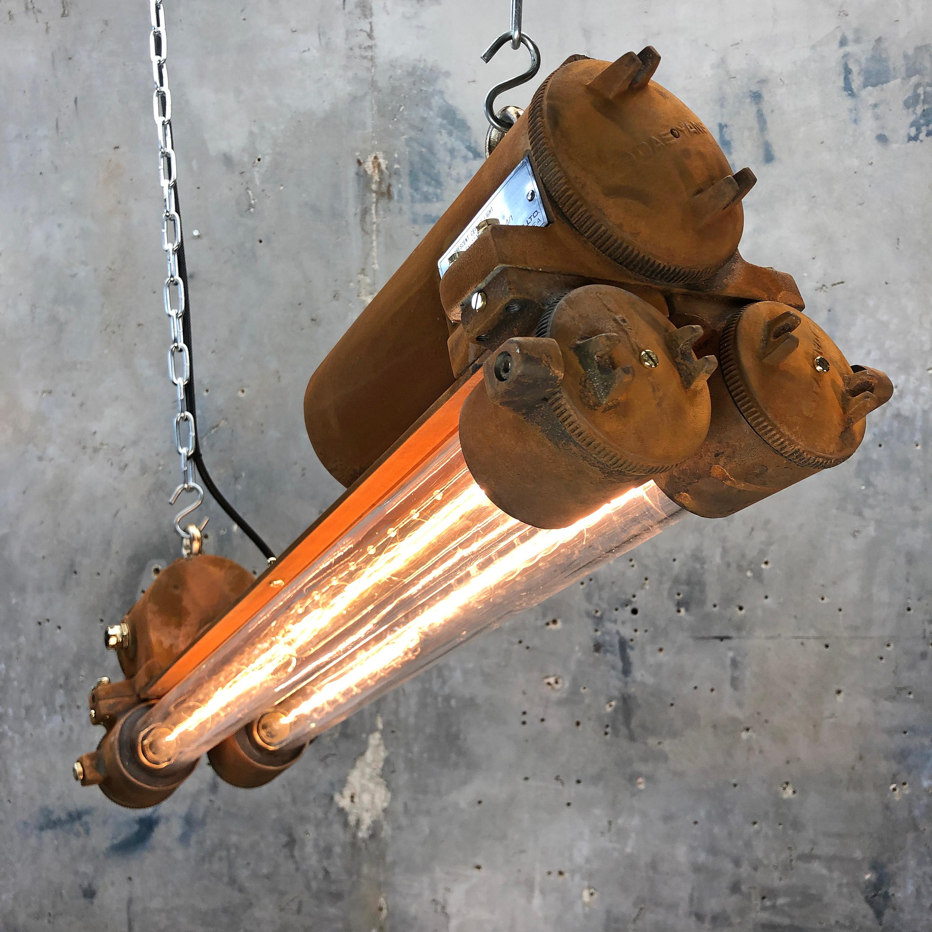 Eine alte, industrielle, flammensichere Edison-Röhrenleuchte von Daeyang aus dem Jahr 1978 mit rostigem Finish auf Eisenbasis. 

Diese Leuchte wurde für den modernen Gebrauch sowohl elektrisch als auch kosmetisch stark modifiziert. Das rostige