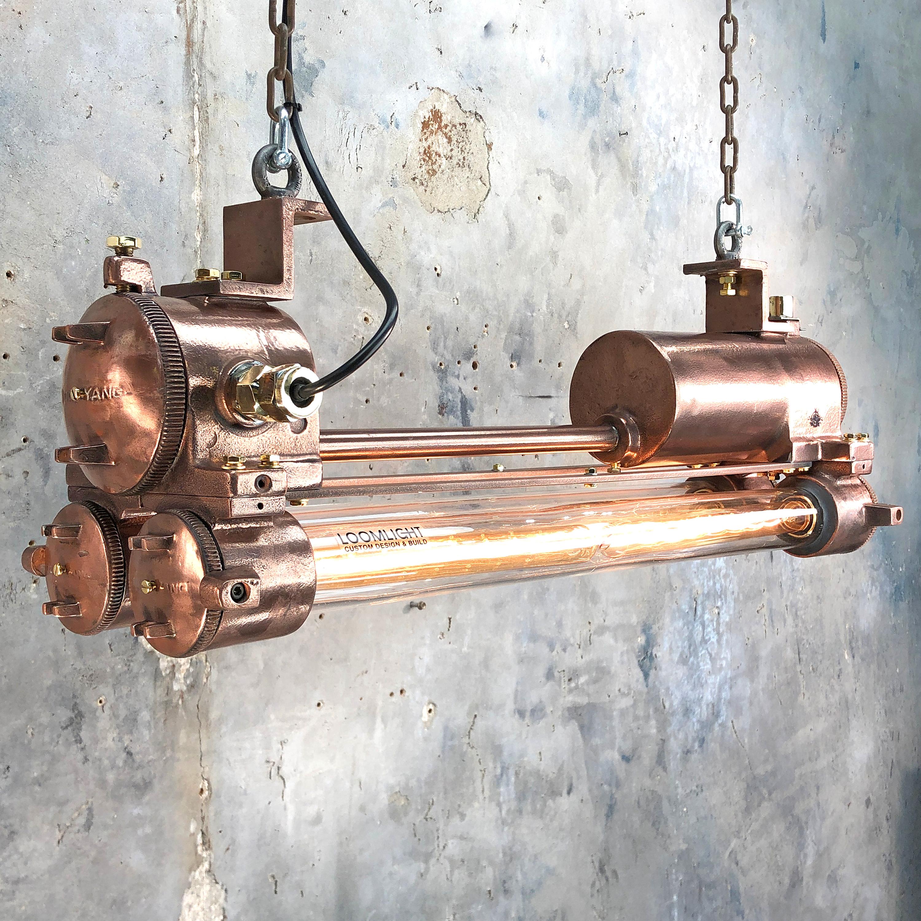 Lámpara industrial coreana ignífuga vintage recuperada, fabricada por Daeyang en la década de 1970, con acabado de chapa de cobre.
 
Artículo original rescatado de superpetroleros y buques militares y luego restaurado profesionalmente en el Reino