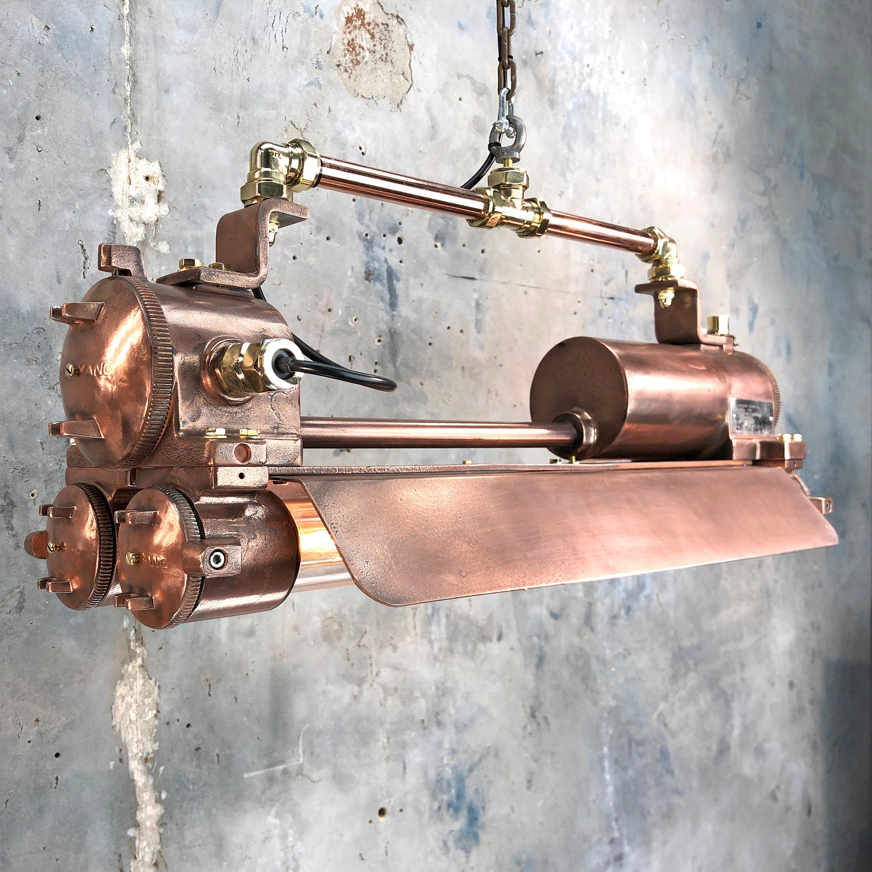 Lampe de poche ignifuge industrielle coréenne récupérée, fabriquée par Daeyang dans les années 1970, avec une finition en placage de cuivre et une barre de suspension réglable.
 
Éléments originaux récupérés sur des supertankers et des navires
