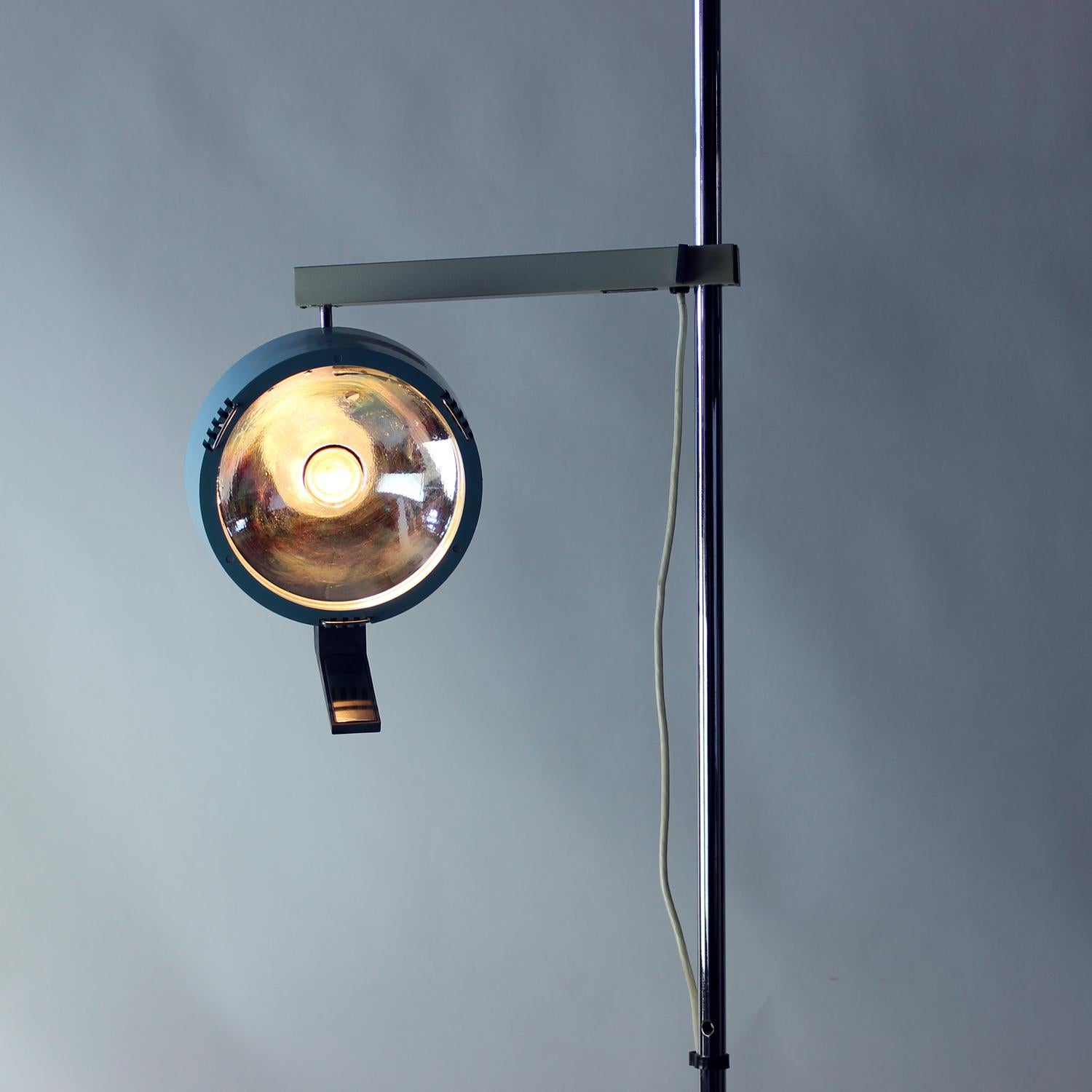 Eine seltene industrielle Arztlampe, hergestellt von FAX in der Tschechoslowakei in den 1970er Jahren. Ursprünglich im medizinischen Bereich eingesetzt, verbindet dieses funktionale Möbelstück nützliches Design mit dem unverwechselbaren