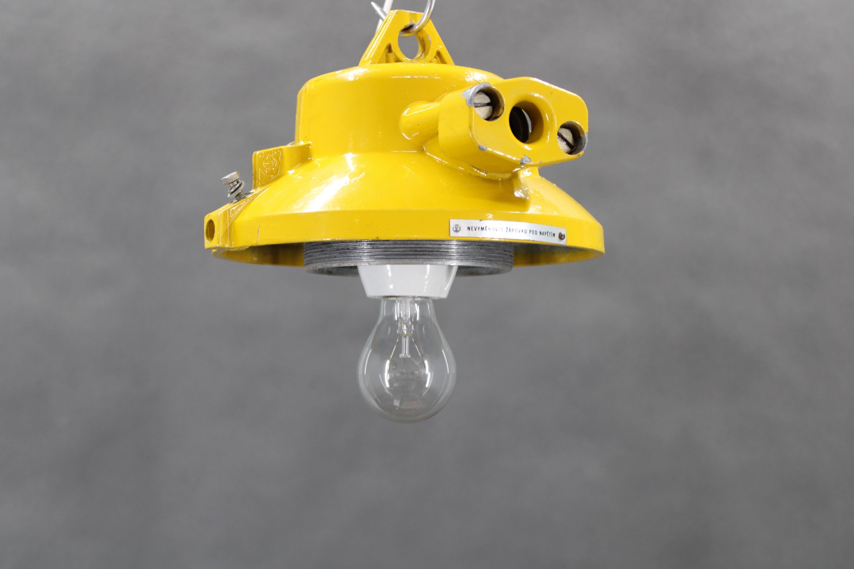 Lampada industriale in vetro degli anni '70, Cecoslovacchia in vendita 5