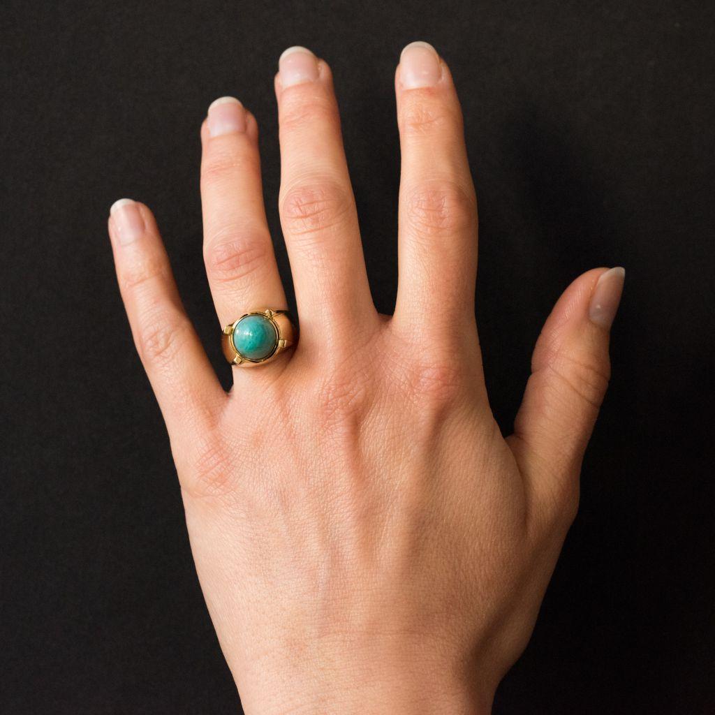 Ring in 18 carats yellow gold.
Original and of very good quality, this ring consists of a yellow gold ring set with a thread that can accommodate one of the 6 cabochon gems set: amazonite, rodochrosite, green agate, blue glass, feldspar and