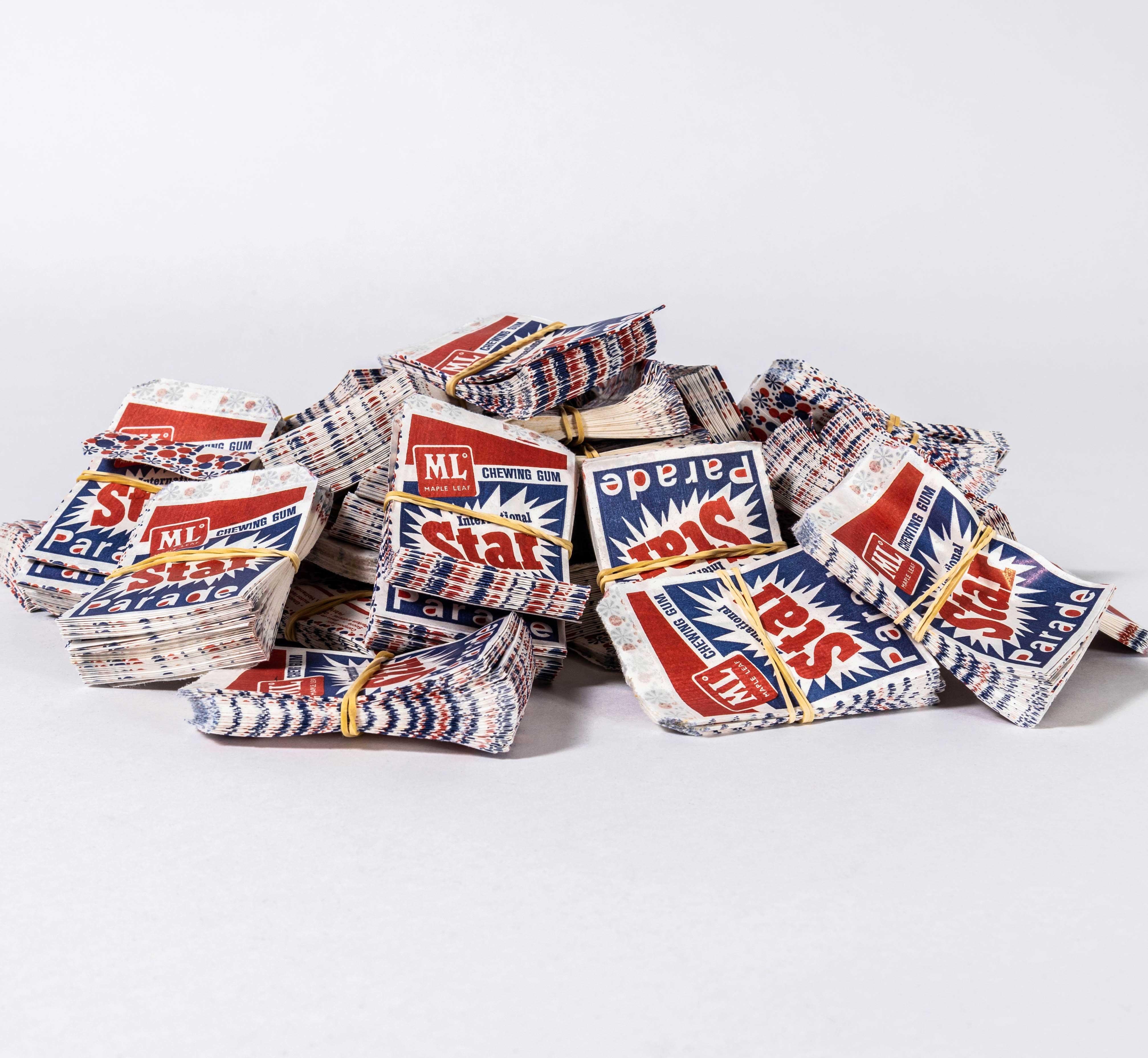 Sacchetti di gomme da masticare International Star Parade degli anni '70 - Nuovo stock - Confezione da venti. 

Di recente ci siamo imbattuti in una grande quantità di vecchi articoli di ferramenta e di merce in generale che giacevano intatti dagli