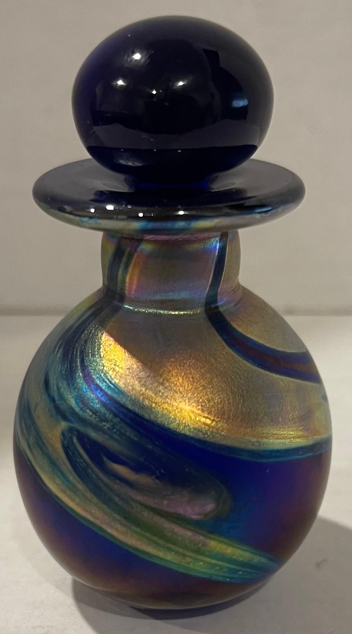 Art Nouveau Bottiglia di profumo in vetro artistico a vortici iridescenti degli anni '70 in vendita