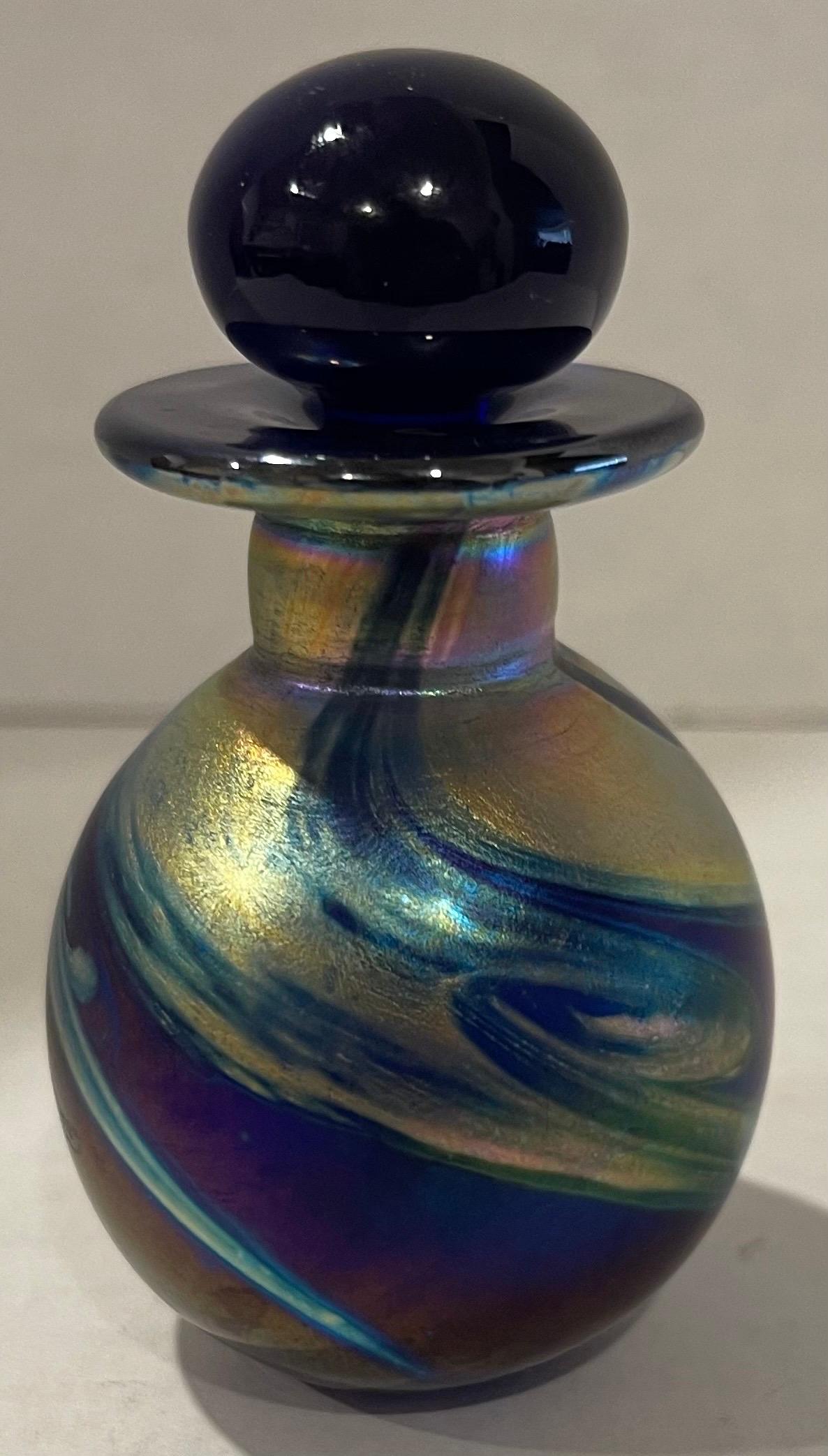 Americano Bottiglia di profumo in vetro artistico a vortici iridescenti degli anni '70 in vendita