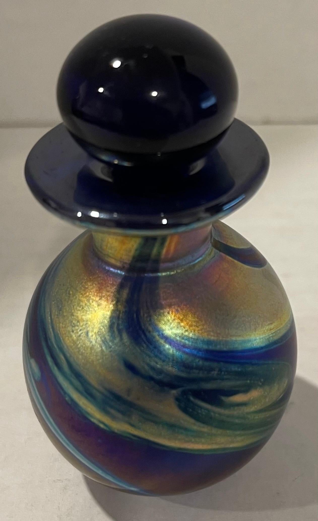 Bottiglia di profumo in vetro artistico a vortici iridescenti degli anni '70 In condizioni buone in vendita a Stamford, CT
