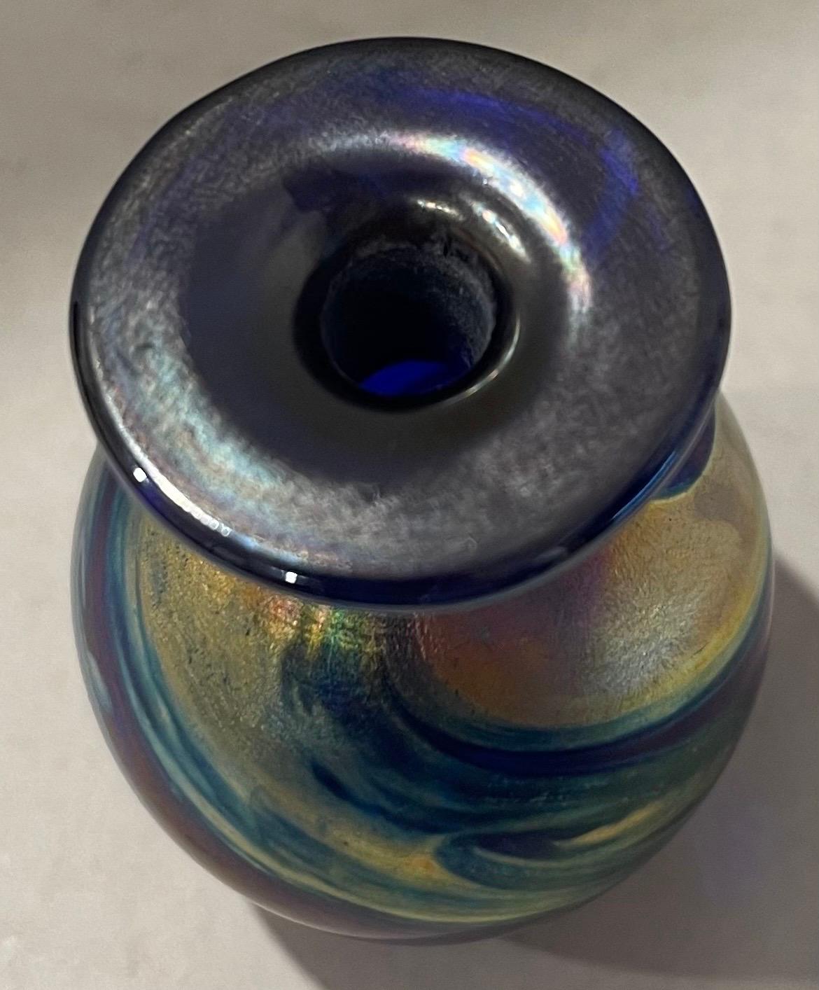 Fine XX secolo Bottiglia di profumo in vetro artistico a vortici iridescenti degli anni '70 in vendita
