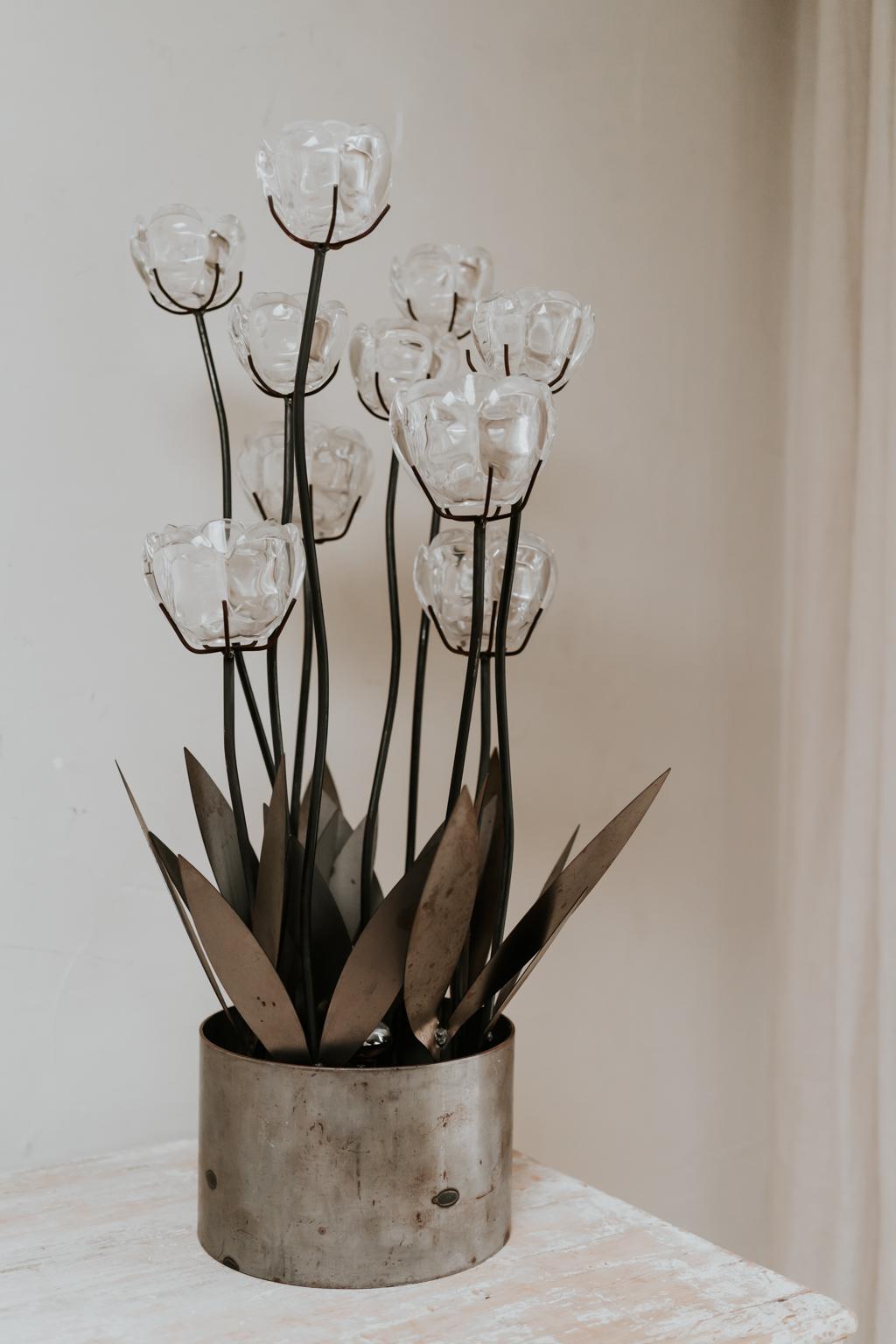 lampe en fer des années 1970 avec fleurs en verre en vente 9