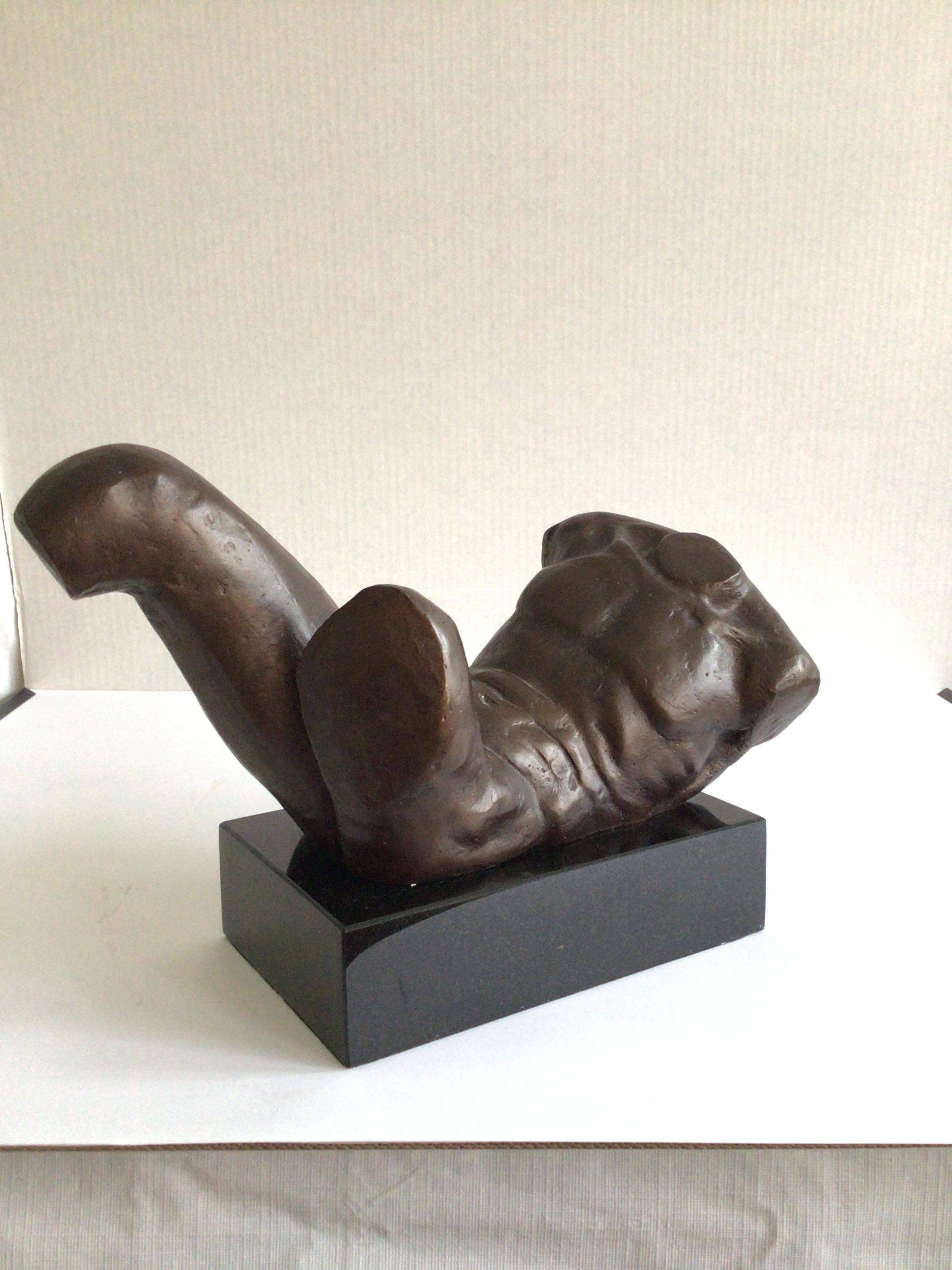 Calco Scultura classica maschile nuda in ferro del 1970 su base in pietra lucida in vendita