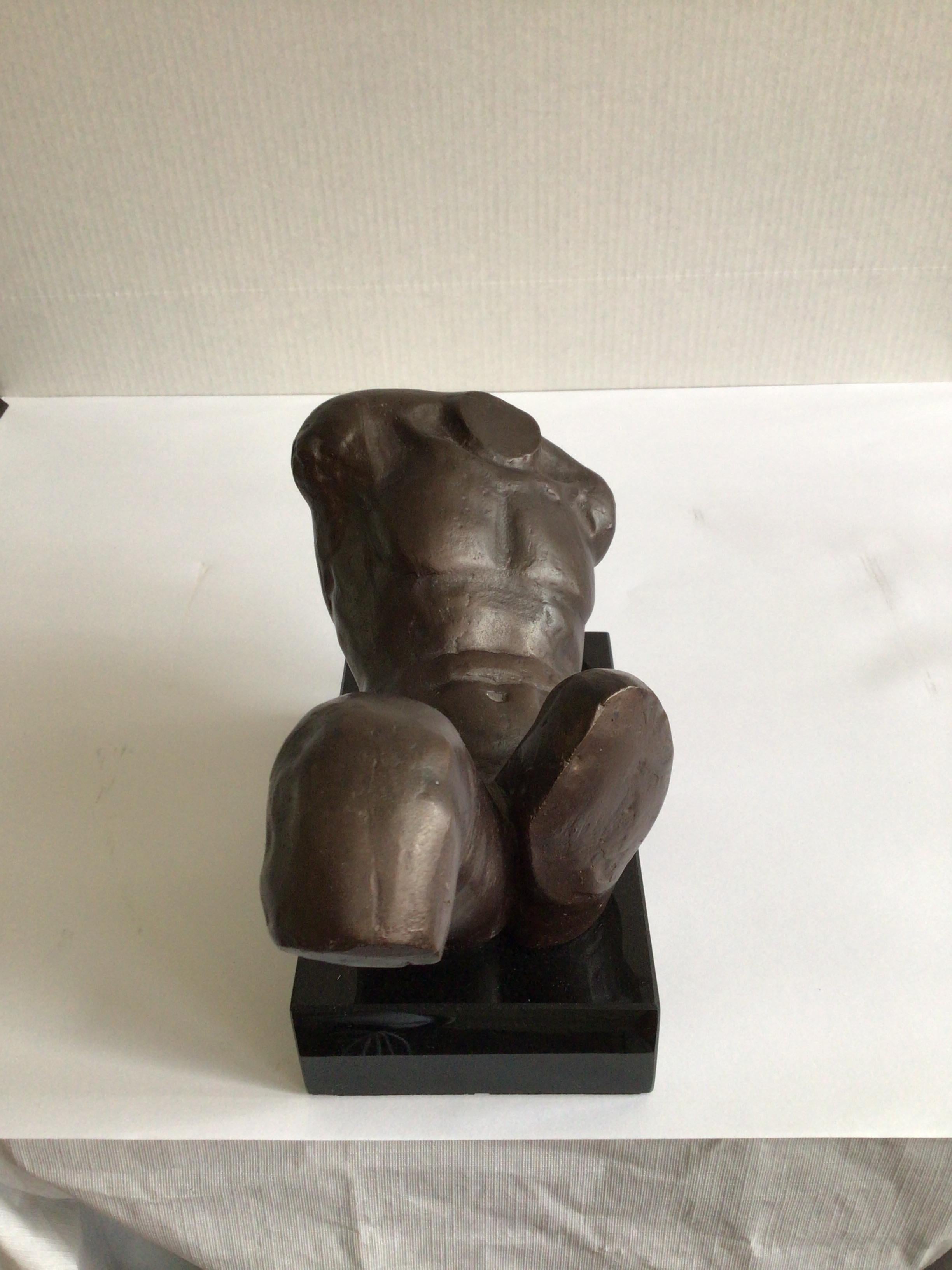 Scultura classica maschile nuda in ferro del 1970 su base in pietra lucida In condizioni buone in vendita a Tarrytown, NY