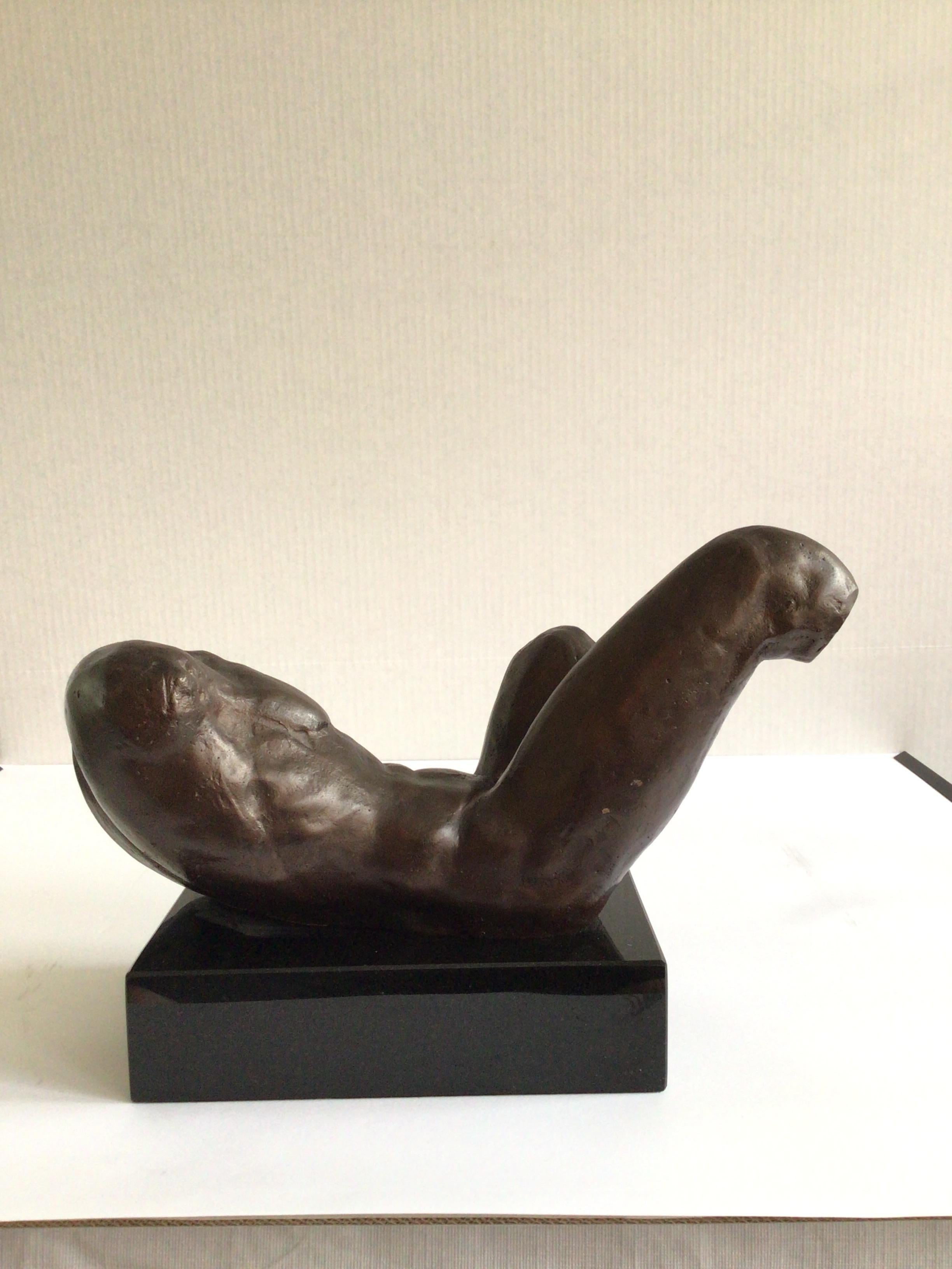 Ferro Scultura classica maschile nuda in ferro del 1970 su base in pietra lucida in vendita