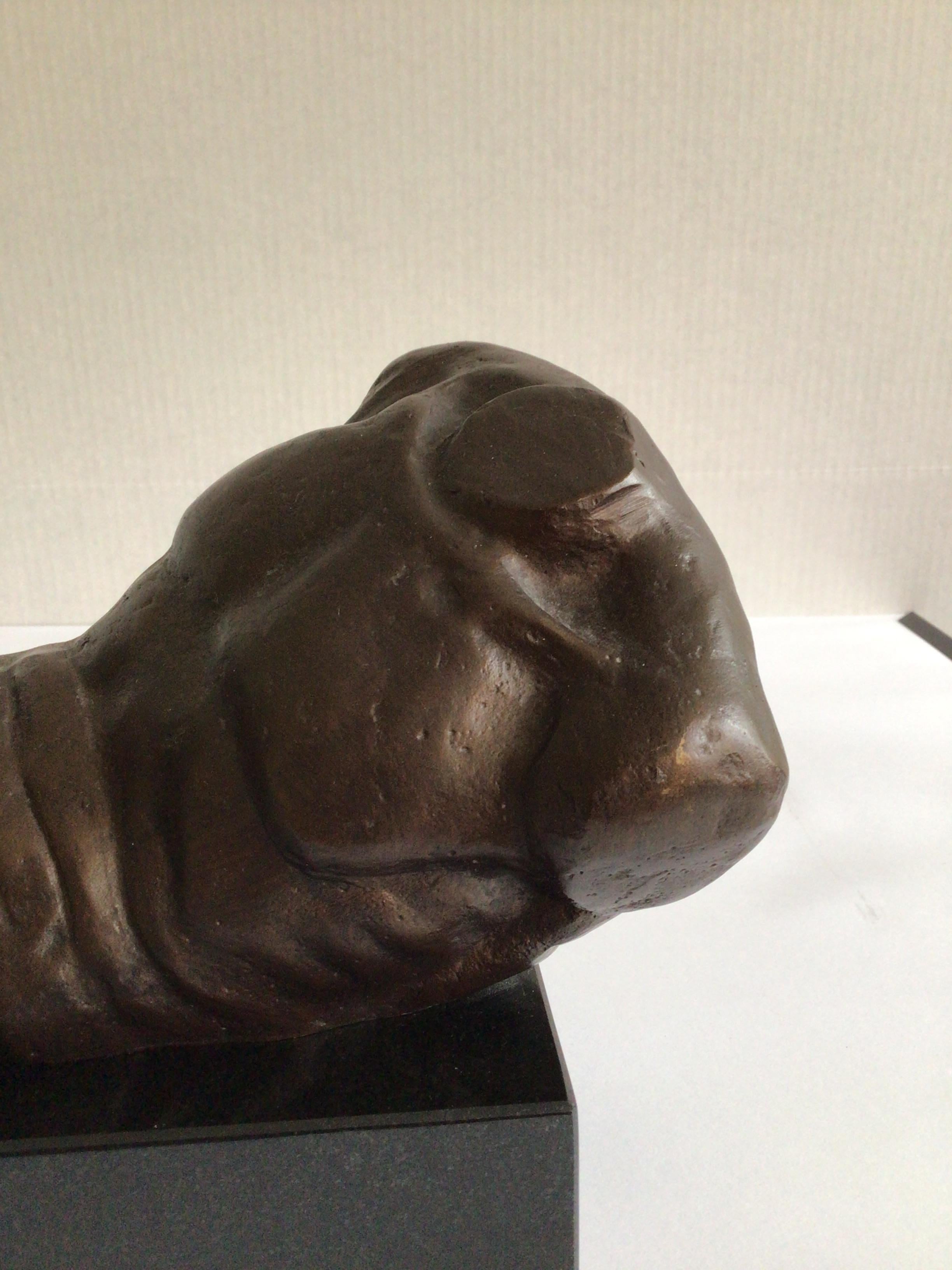 Scultura classica maschile nuda in ferro del 1970 su base in pietra lucida in vendita 1
