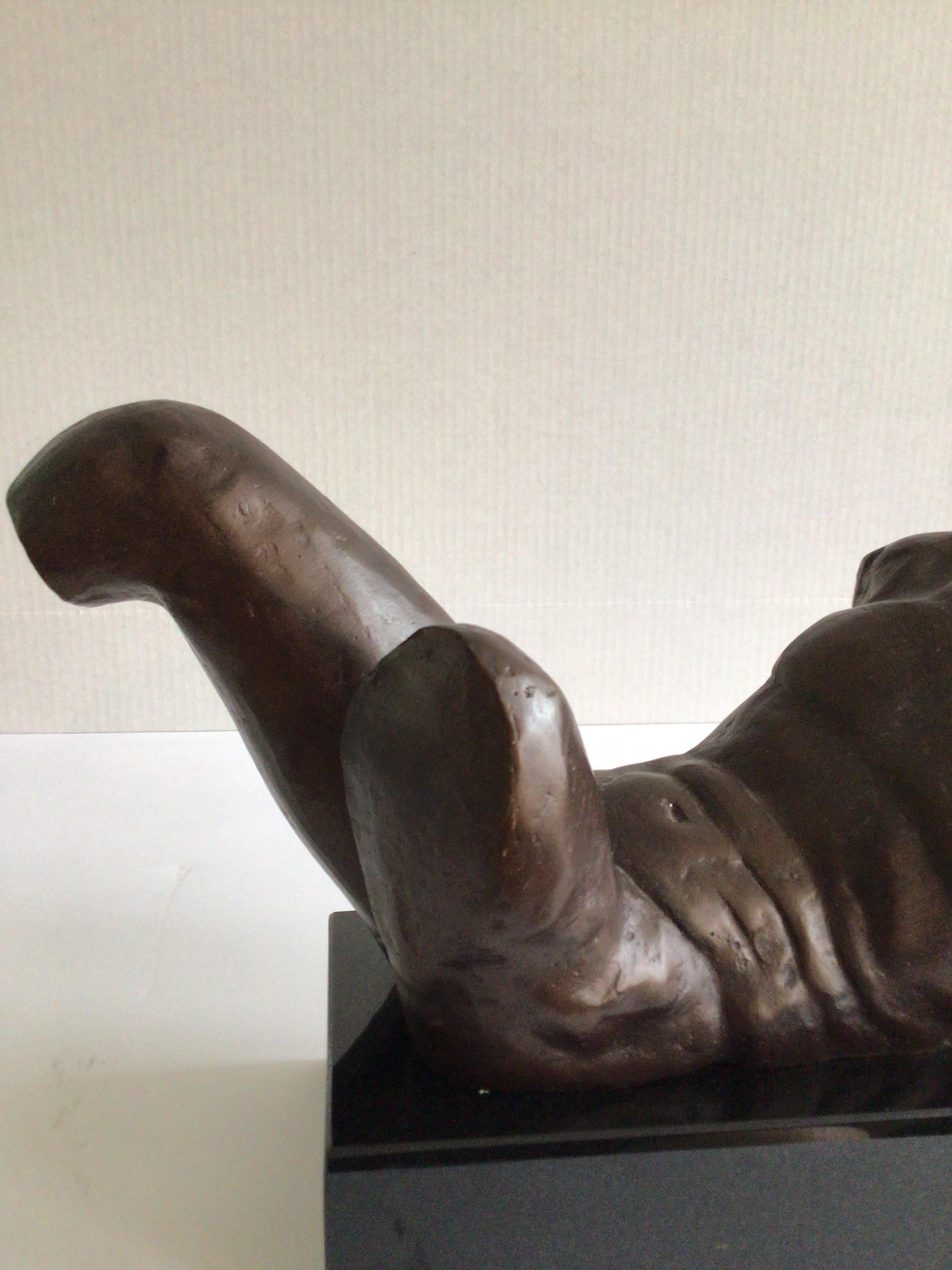 Scultura classica maschile nuda in ferro del 1970 su base in pietra lucida in vendita 2