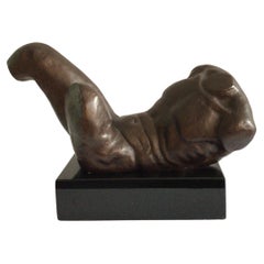 Escultura clásica masculina desnuda de hierro de los años 70 sobre base de piedra pulida