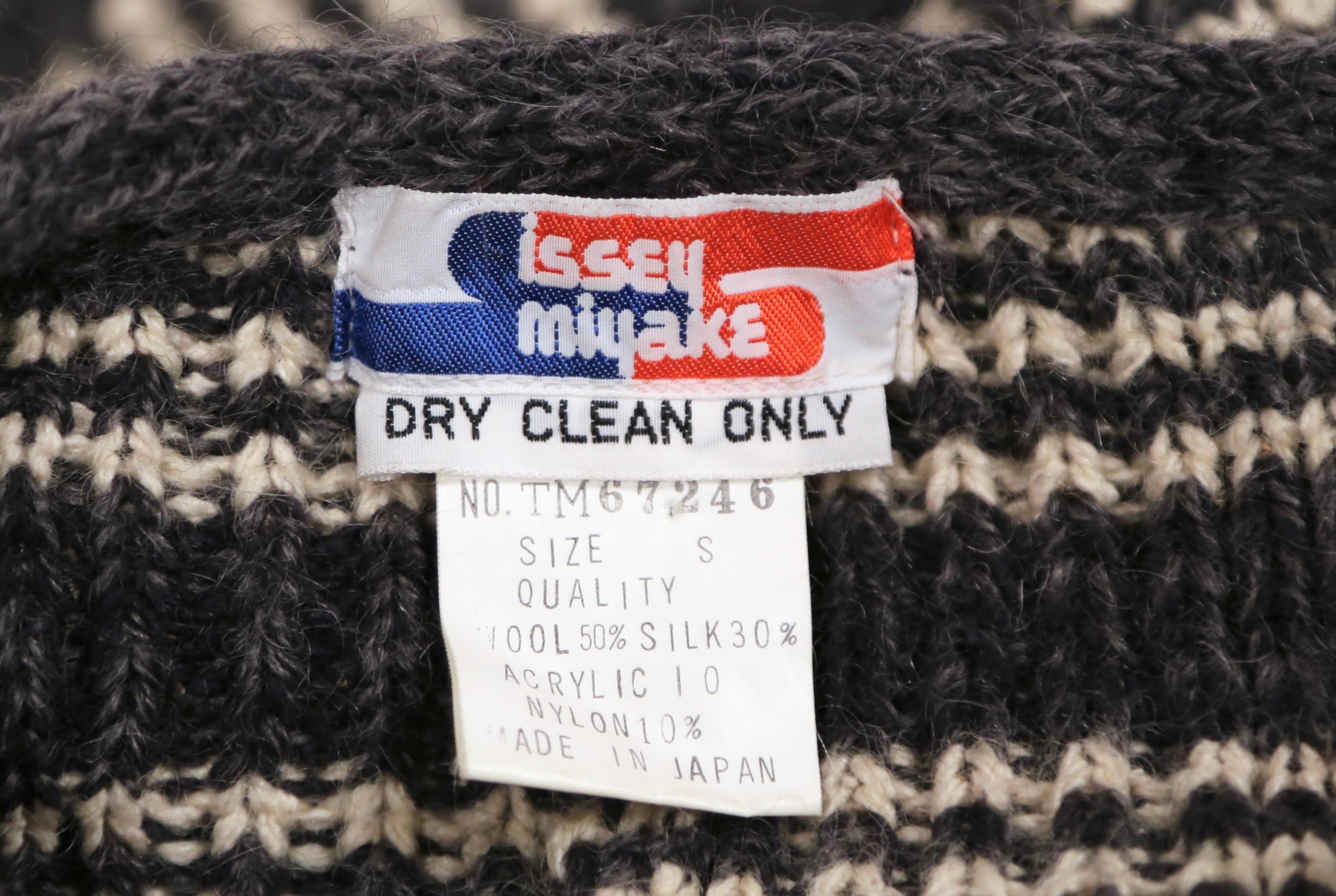 Cappotto in maglia a mano anni '70 di Issey Miyake in vendita 9