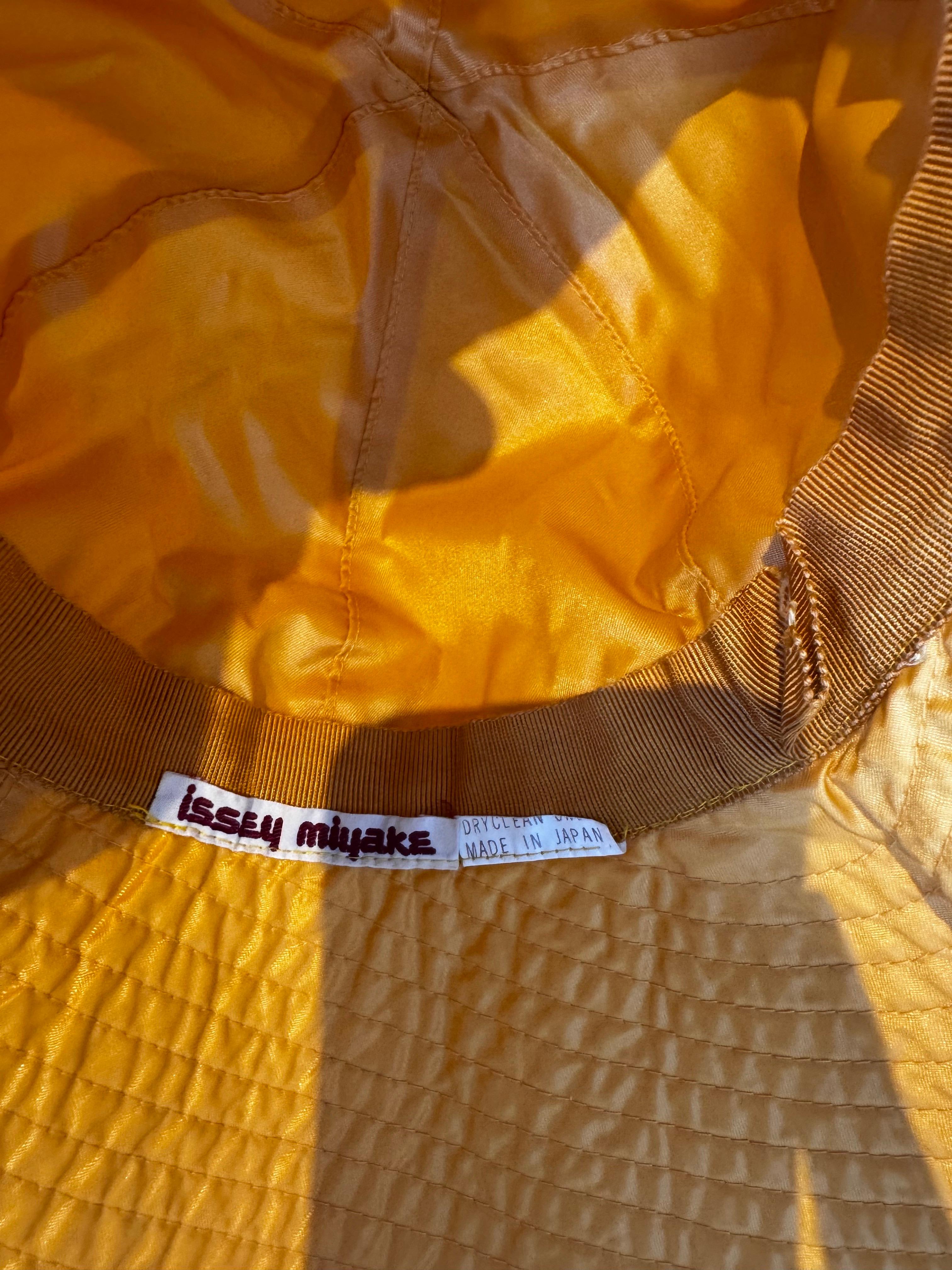 Trench y gorro de nailon unisex Issey Miyake de los años 70 en venta 6