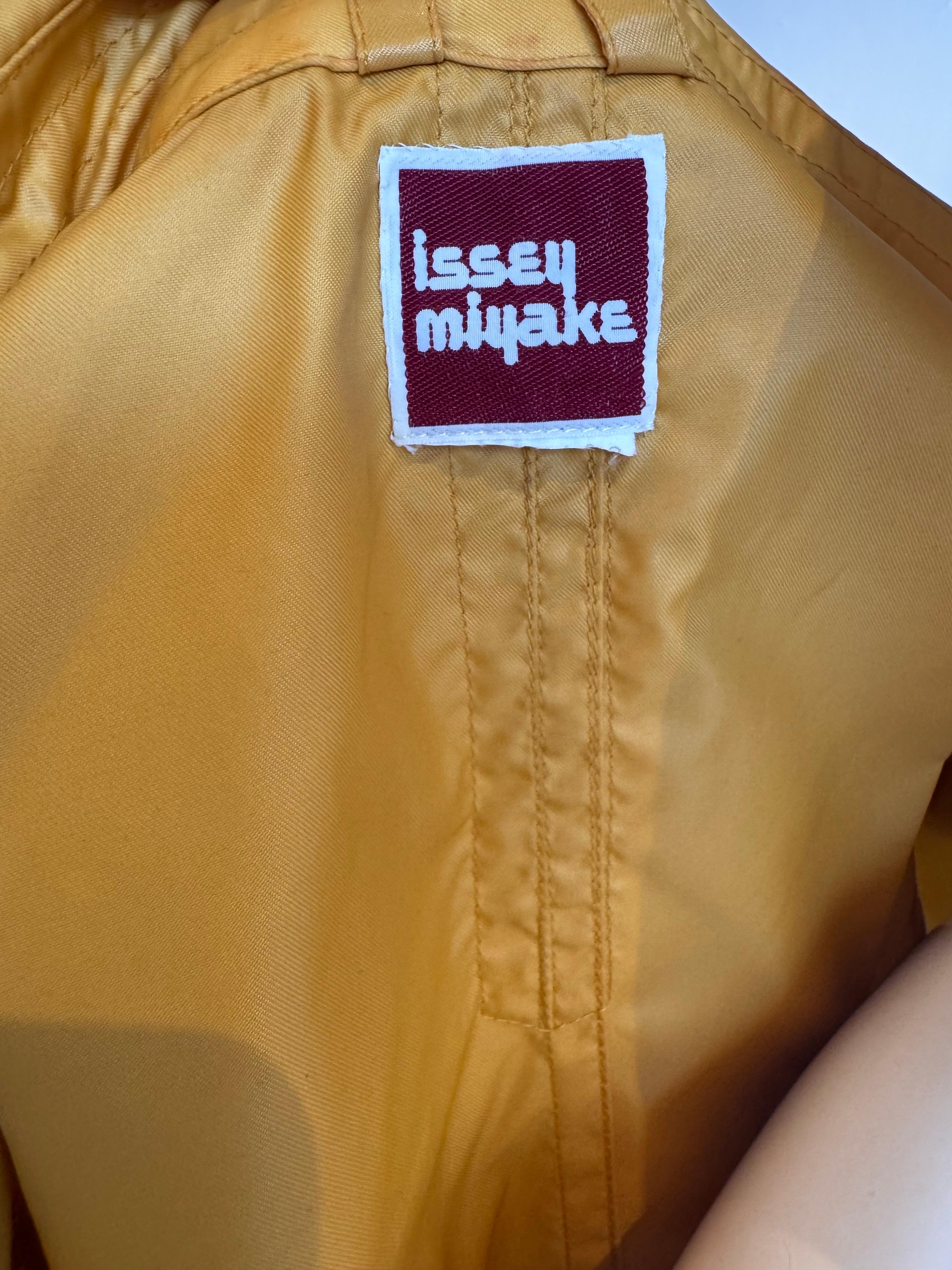 Trench y gorro de nailon unisex Issey Miyake de los años 70 en venta 7