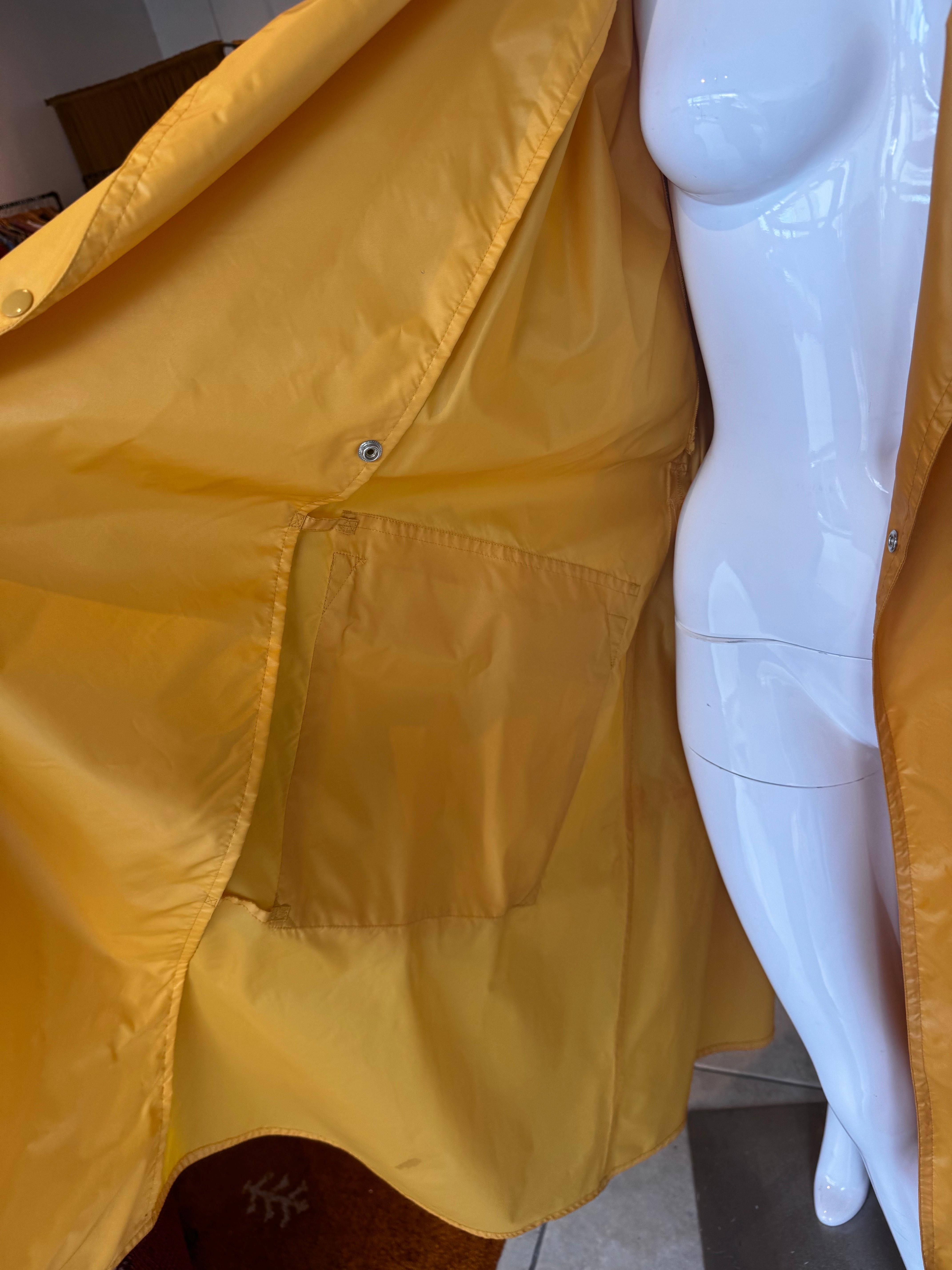 Trench y gorro de nailon unisex Issey Miyake de los años 70 en venta 8