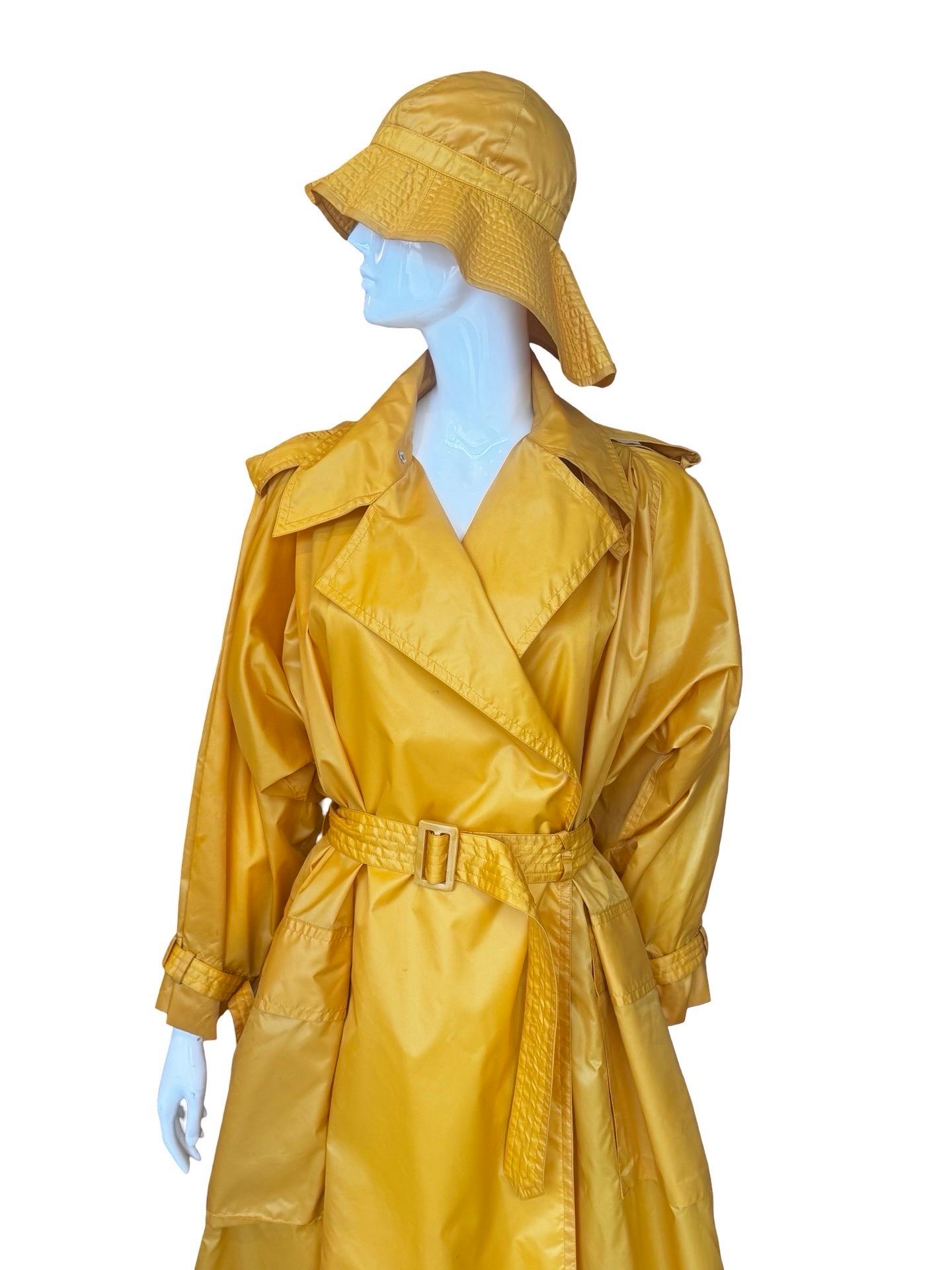 Increíblemente rara gabardina de nailon Issey Miyake de los años 70 (¡etiquetas de marca originales!) en un vibrante color naranja/amarillo con un sombrero de cubo a juego.  La chaqueta es una M/L o realmente una talla libre y podría funcionar en