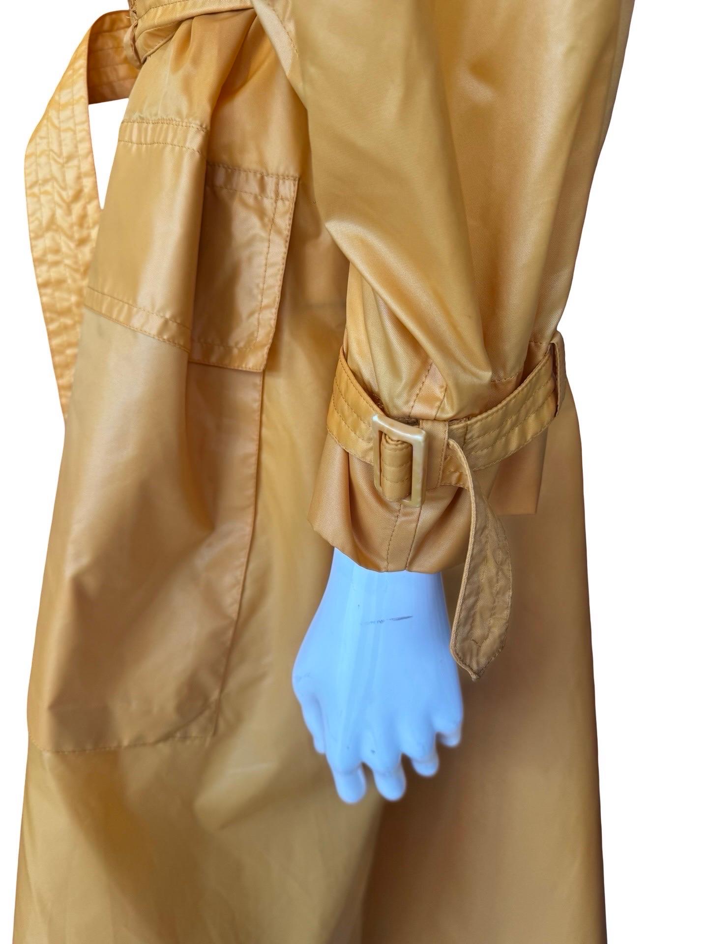 Trench y gorro de nailon unisex Issey Miyake de los años 70 Naranja en venta
