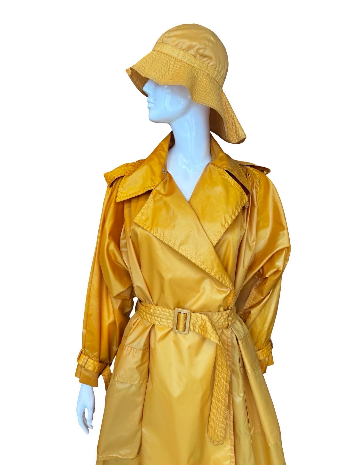 Femenino o masculino Trench y gorro de nailon unisex Issey Miyake de los años 70 en venta