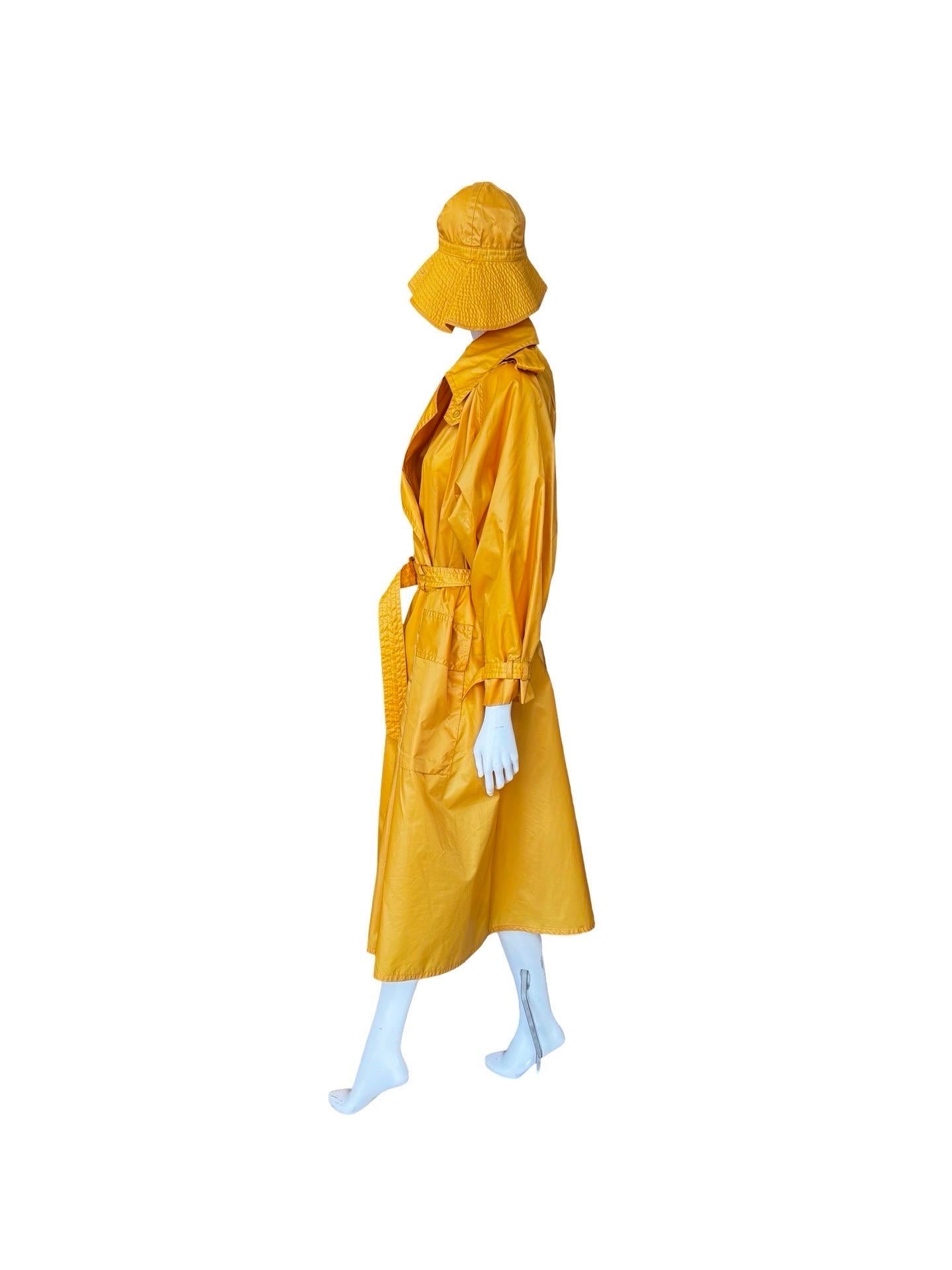 Trench y gorro de nailon unisex Issey Miyake de los años 70 en venta 1