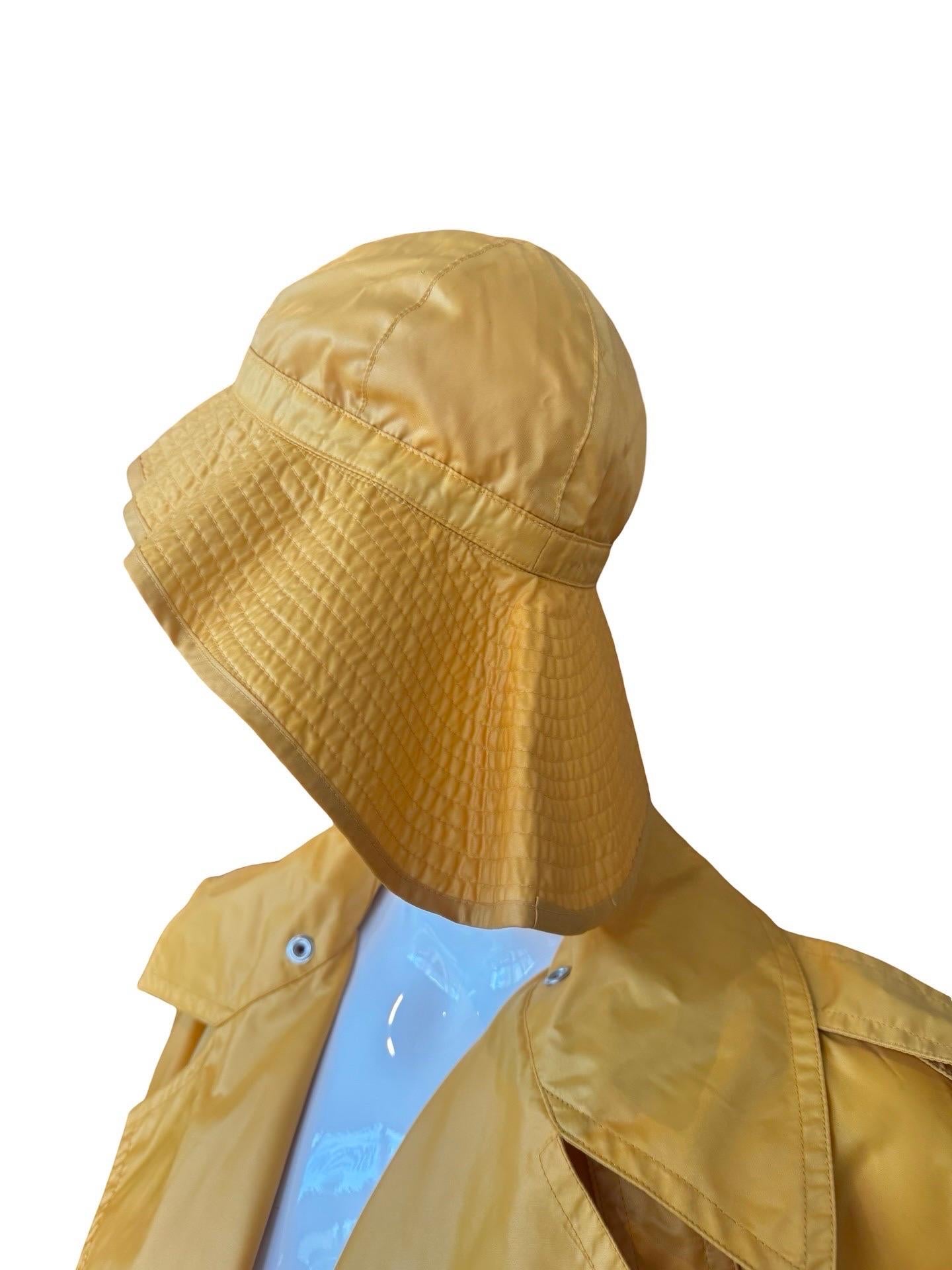 Trench y gorro de nailon unisex Issey Miyake de los años 70 en venta 2