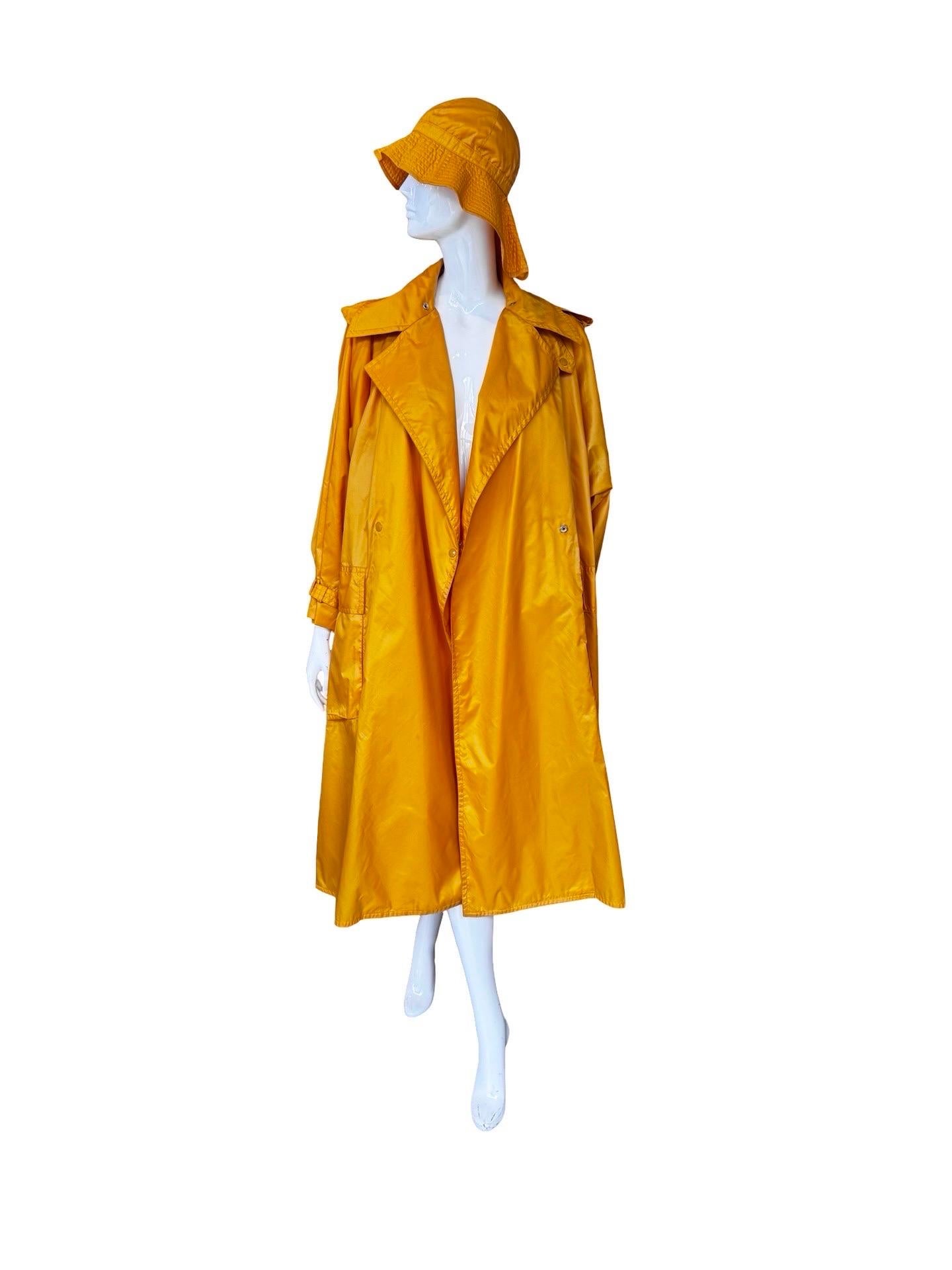 Trench y gorro de nailon unisex Issey Miyake de los años 70 en venta 3