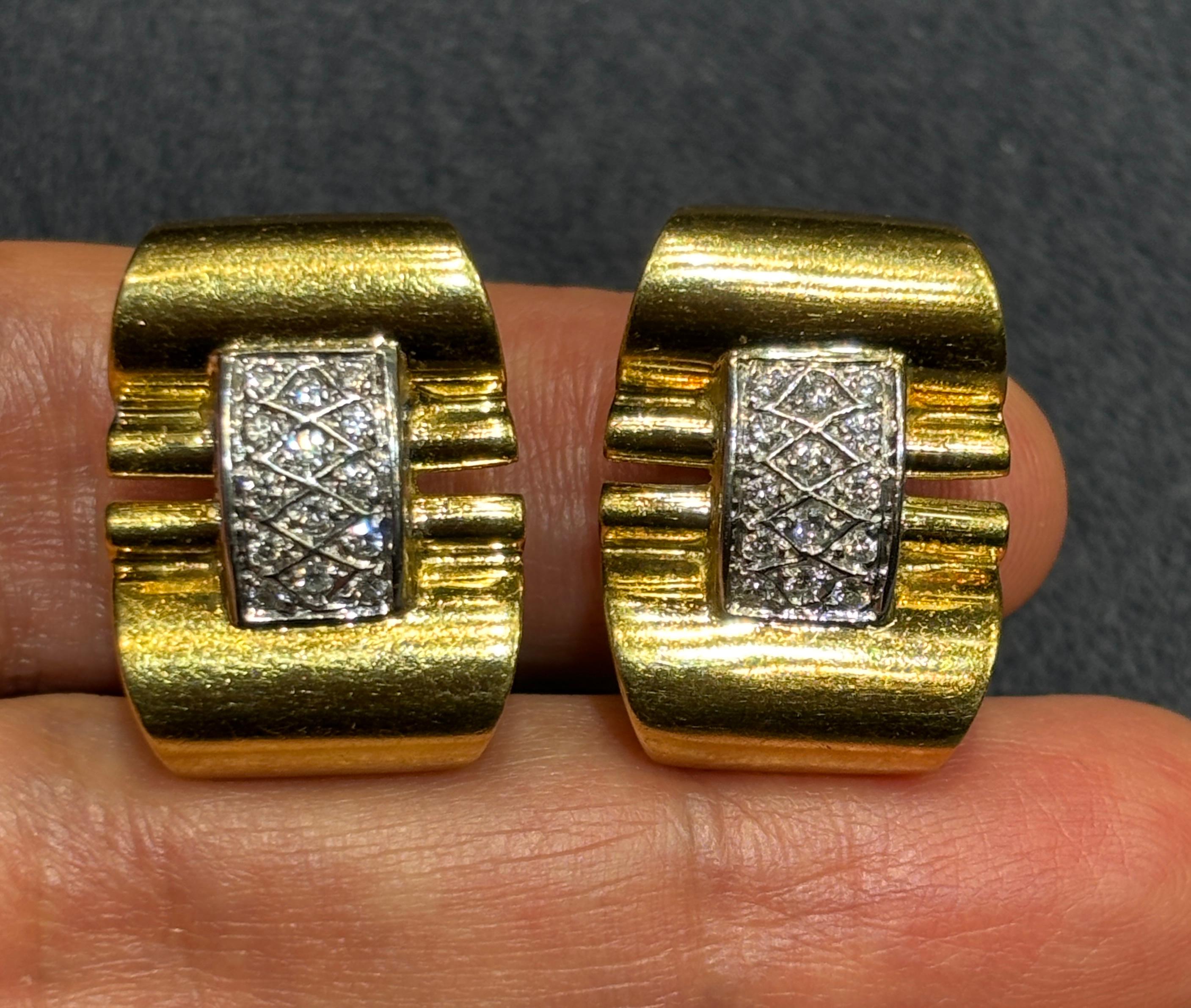 Questo è un bellissimo esempio di orecchini retrò degli anni '70. Nonostante l'aspetto massiccio, non sono pesanti e non appesantiscono i lobi delle orecchie.  Realizzati in oro giallo 18 carati, sono impreziositi da circa 0,4 carati di diamanti.