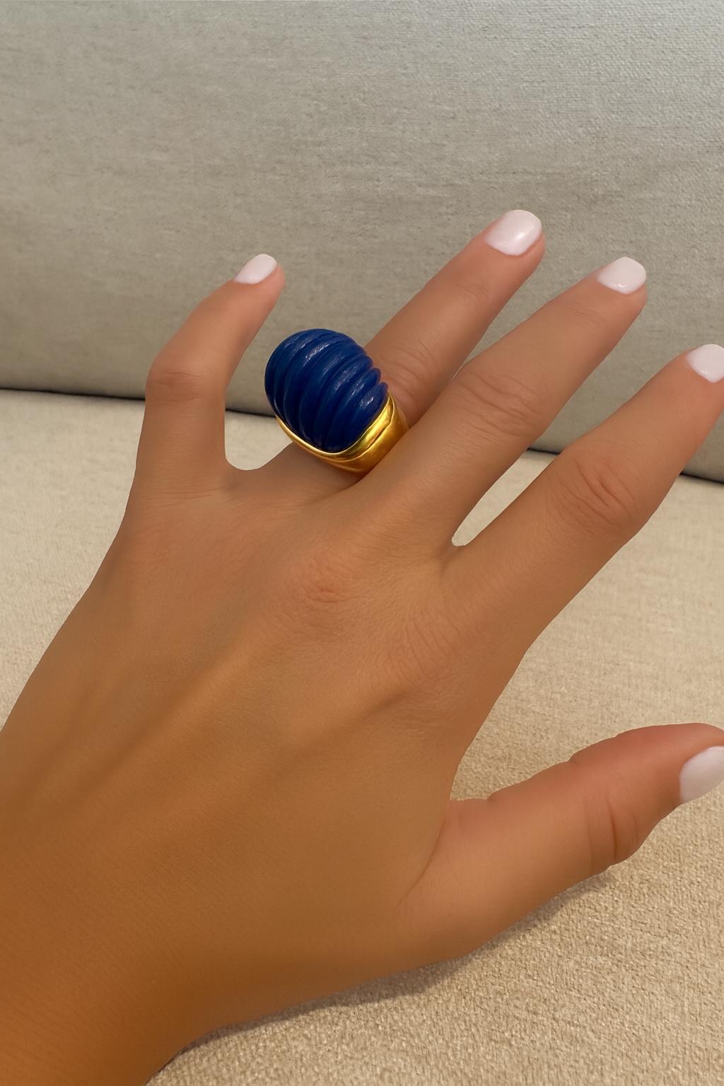 Ejemplo de la joyería escultórica italiana de los años setenta, este audaz anillo bombe está elaborado en oro amarillo de 18 quilates ricamente pulido y coronado con una cúpula de lapislázuli bellamente tallada de aproximadamente 12 quilates.
El