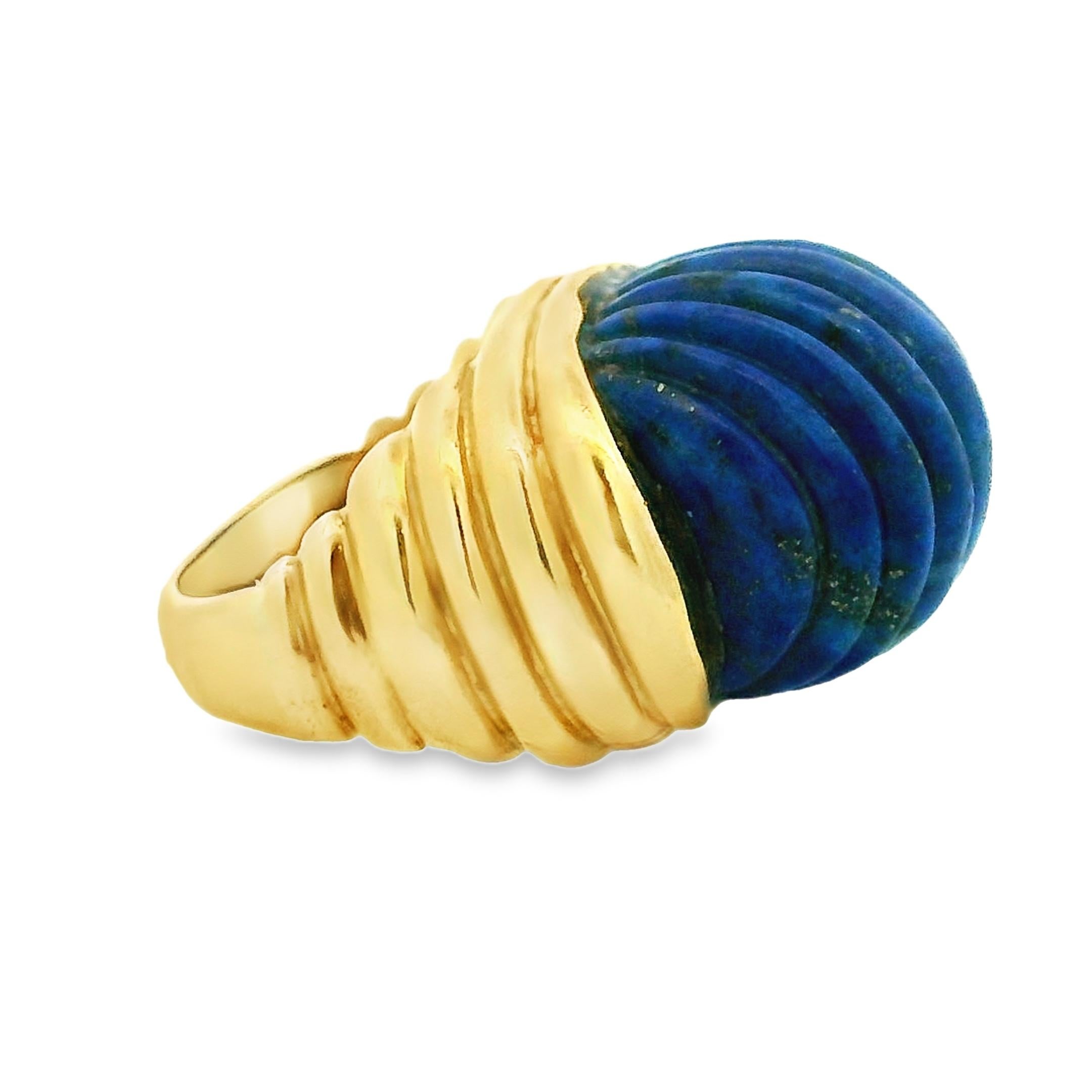 Anillo Bomba de Oro italiano de 18 quilates de los años 70 con Lapislázuli tallado de 12 quilates Cabujón en venta