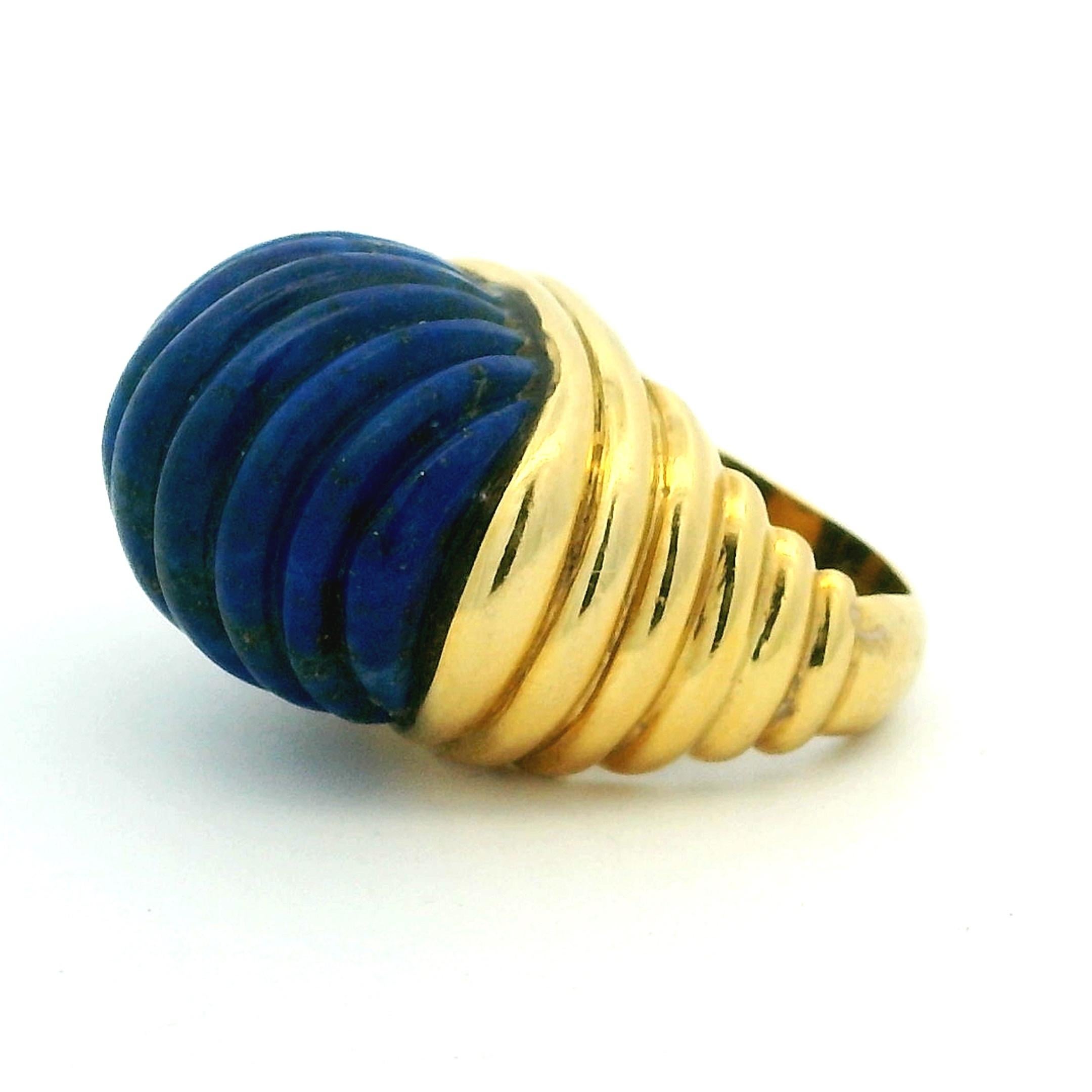 Anillo Bomba de Oro italiano de 18 quilates de los años 70 con Lapislázuli tallado de 12 quilates en venta 2