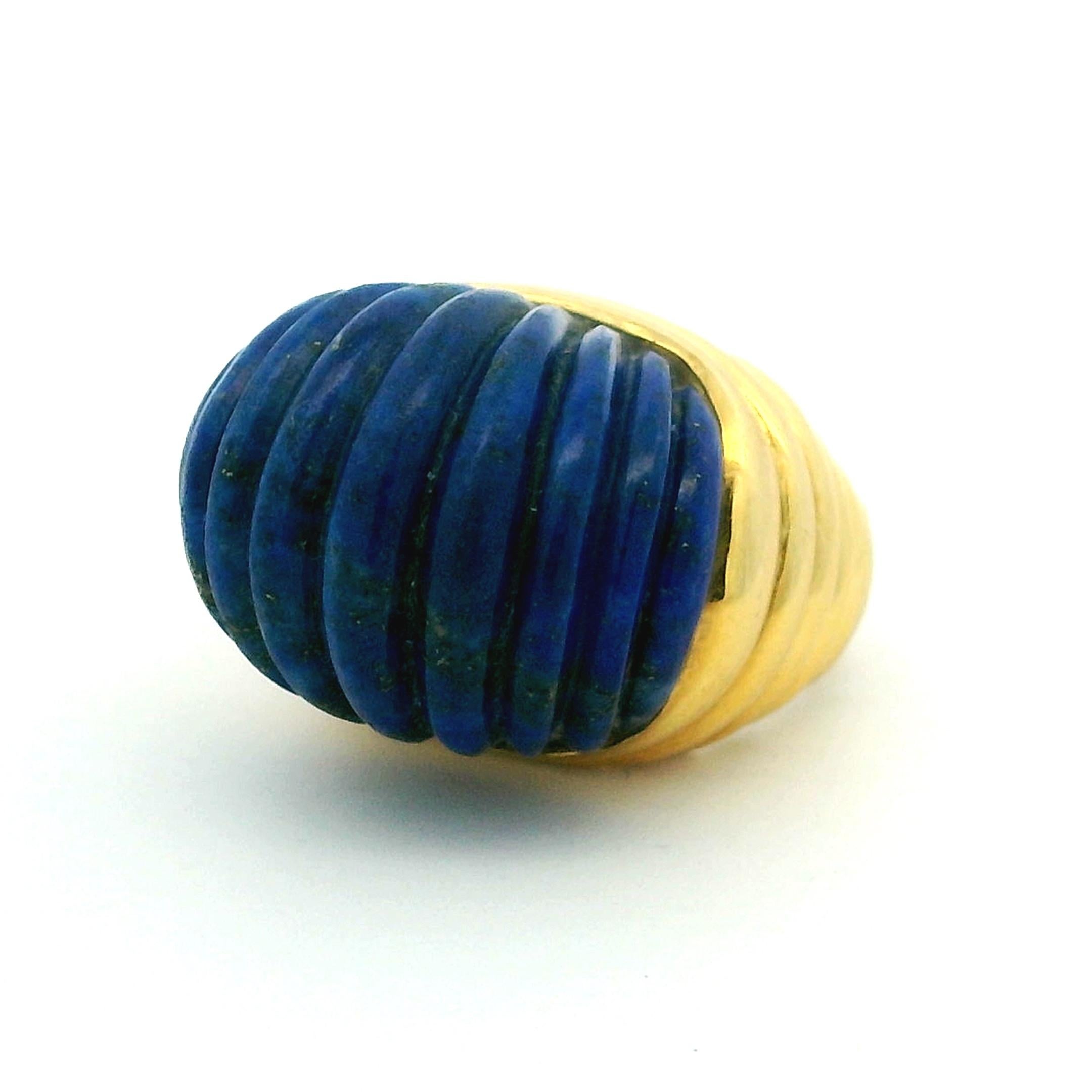 Anillo Bomba de Oro italiano de 18 quilates de los años 70 con Lapislázuli tallado de 12 quilates en venta 3