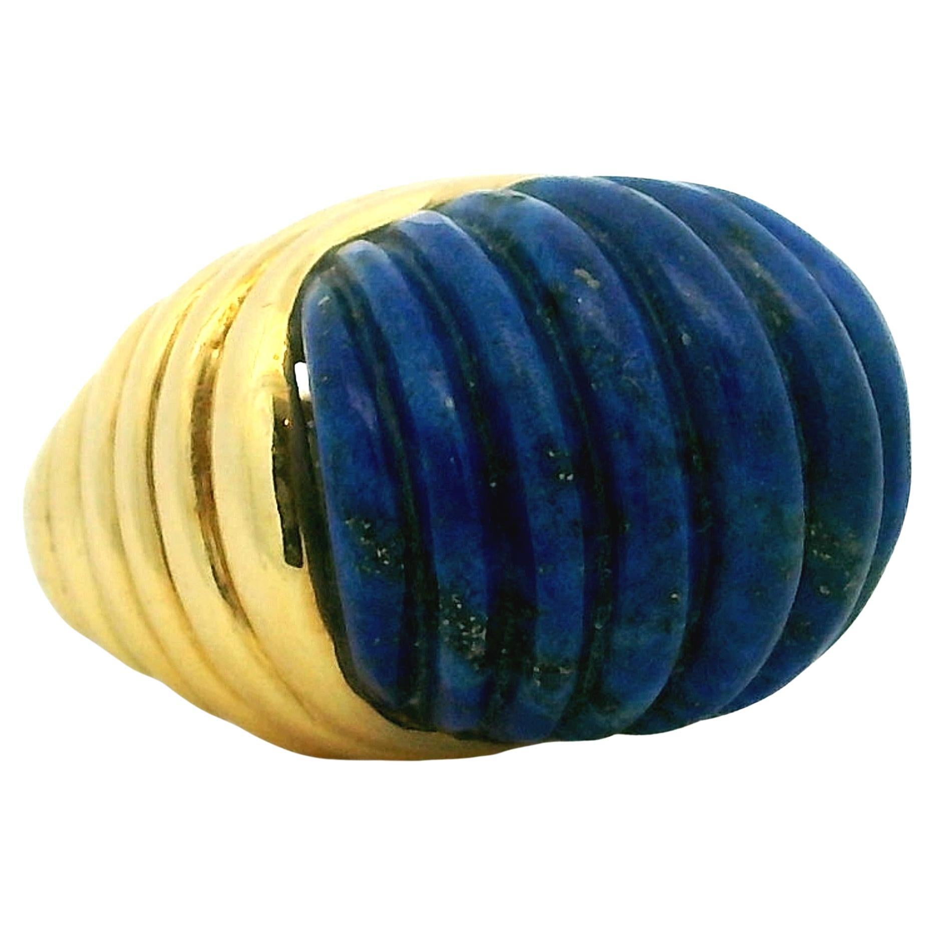 Anello Bombe in oro 18 carati degli anni
70 con Lapislazzuli 12ct intagliato