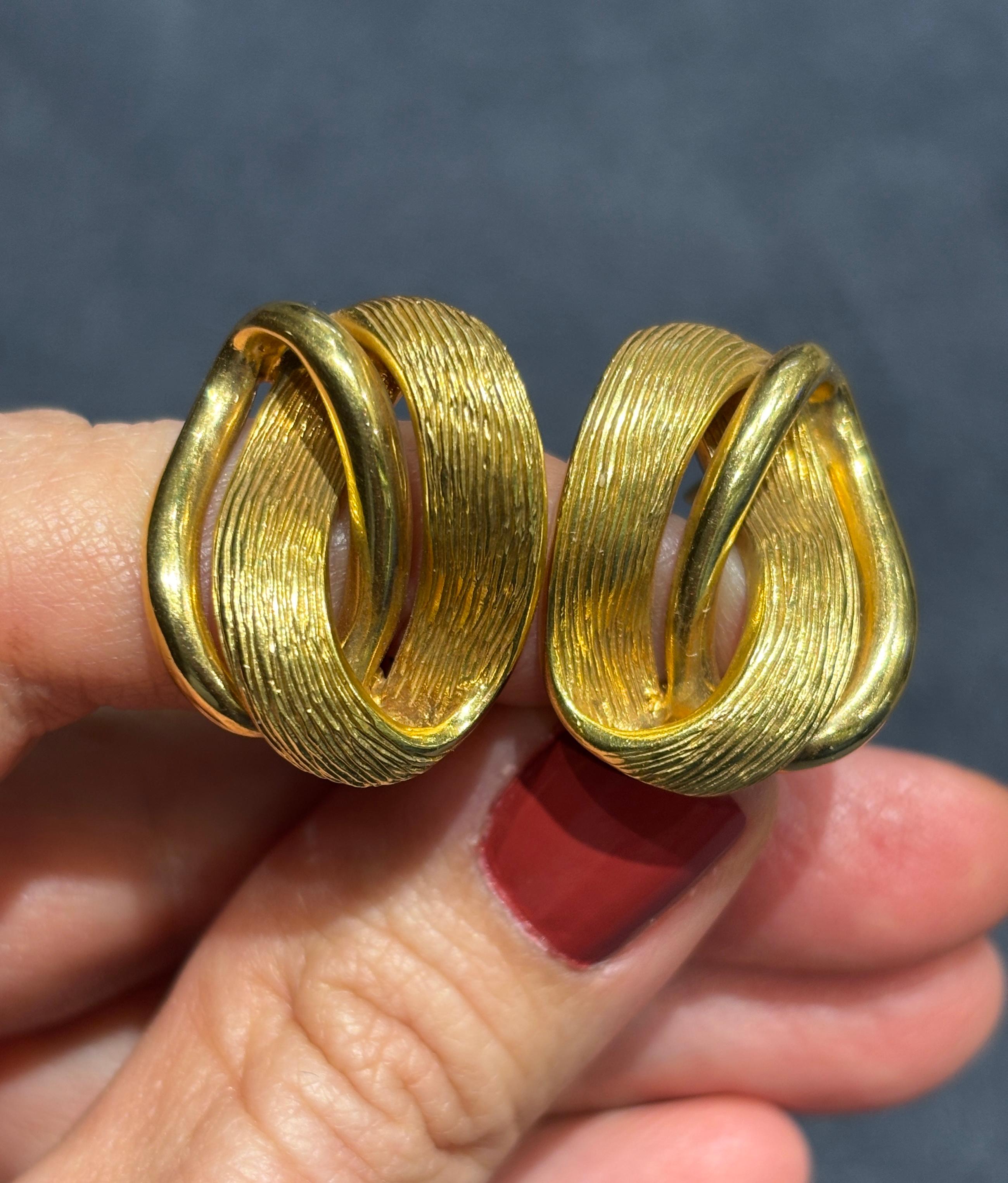 Questi eleganti orecchini a clip in oro 18 carati degli anni '70 hanno la forma di una torsione asimmetrica. Si adattano perfettamente al lobo dell'orecchio e sono molto comodi da indossare.