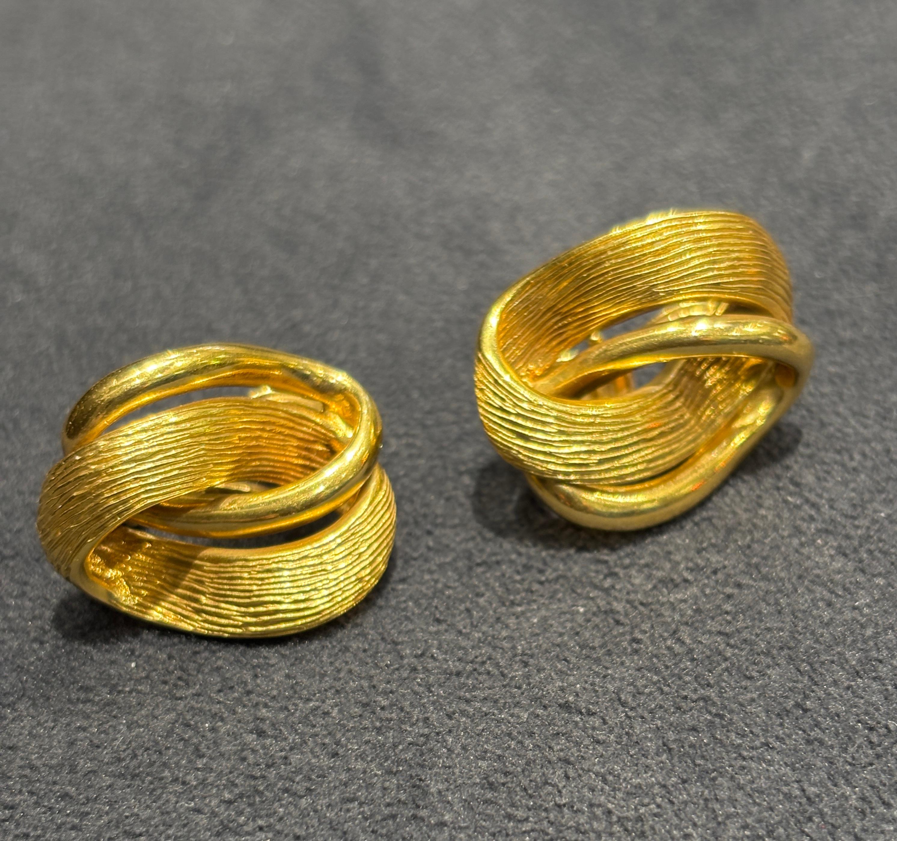 Contemporaneo Orecchini a clip in oro 18k italiano degli anni '70 in vendita