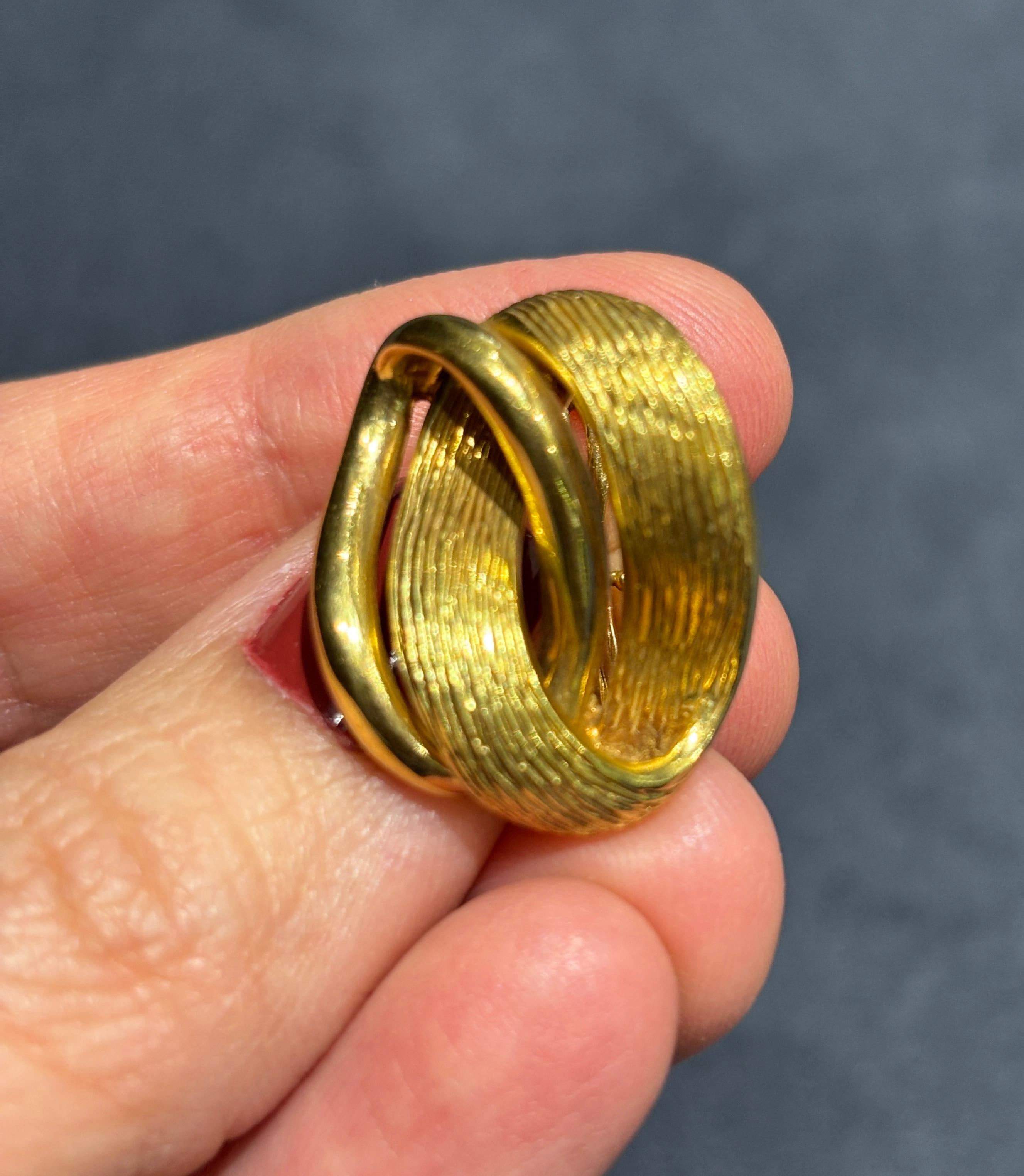 Orecchini a clip in oro 18k italiano degli anni '70 In condizioni buone in vendita a London, GB