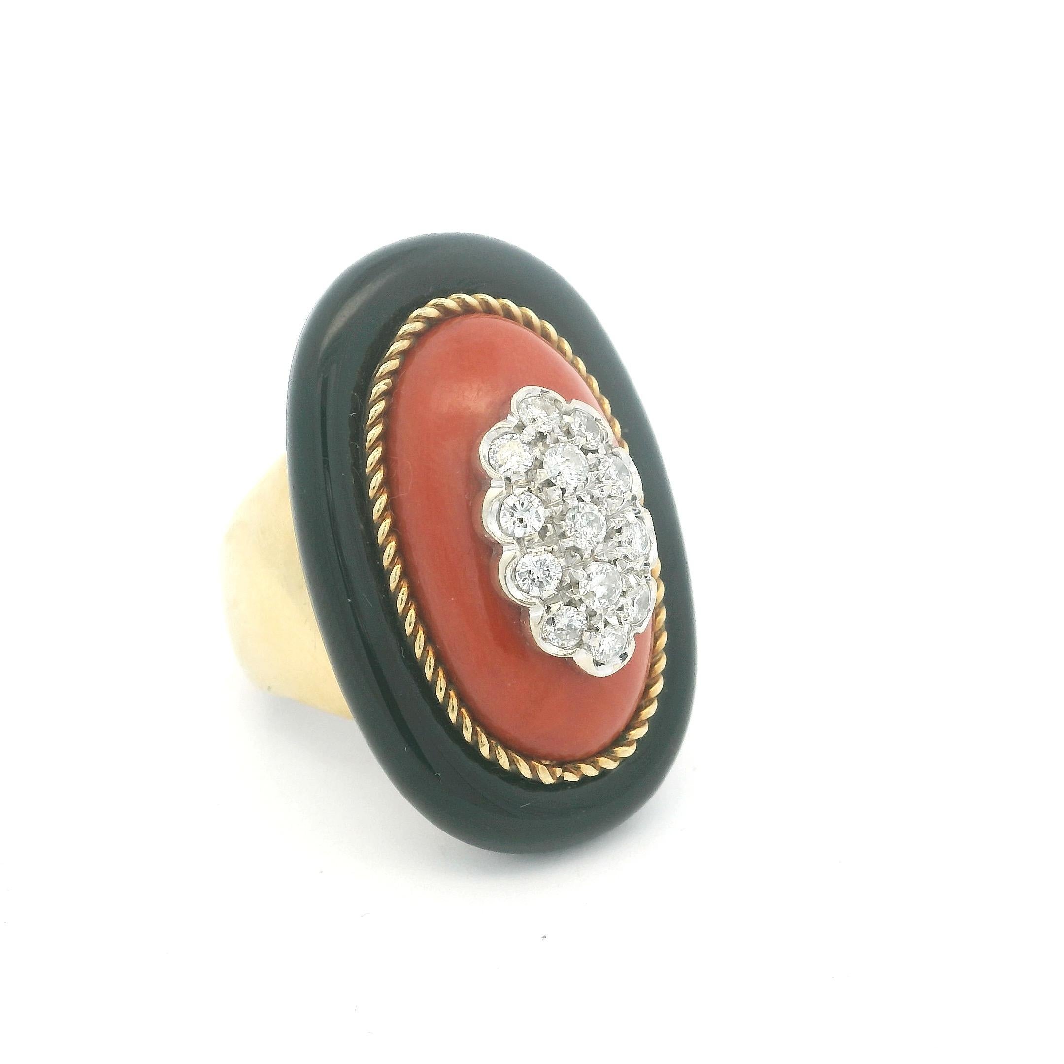 Anello da cocktail in oro giallo 18 carati, corallo, diamanti e onice nera degli anni '70 in vendita 2