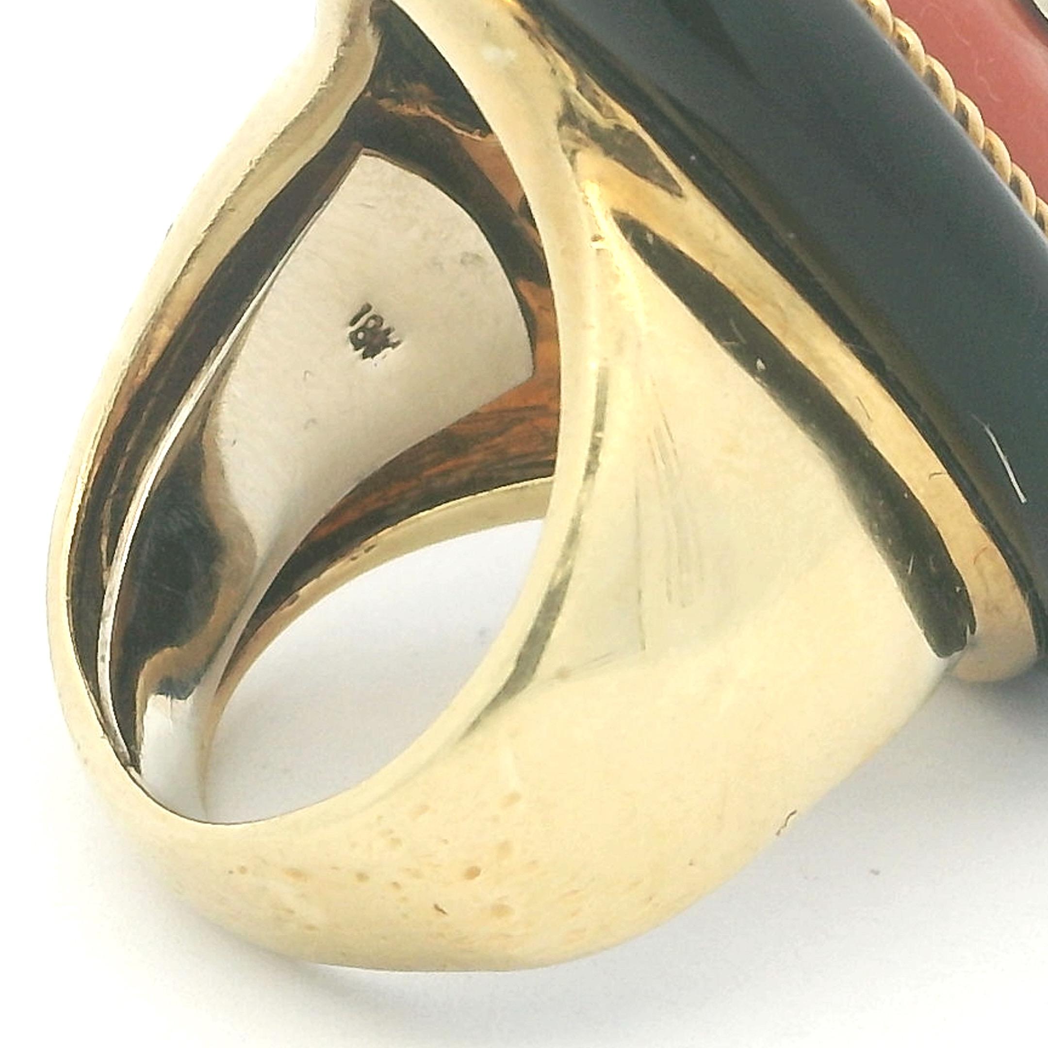 Anello da cocktail in oro giallo 18 carati, corallo, diamanti e onice nera degli anni '70 in vendita 3