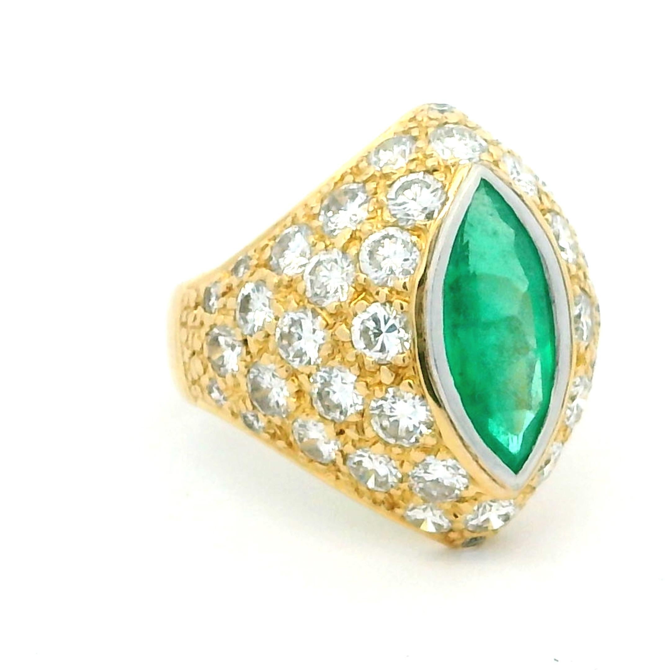 Anello a cupola in oro giallo 18 carati italiano degli anni '70  Smeraldo Marquise Colombiano e Diamanti in vendita 4