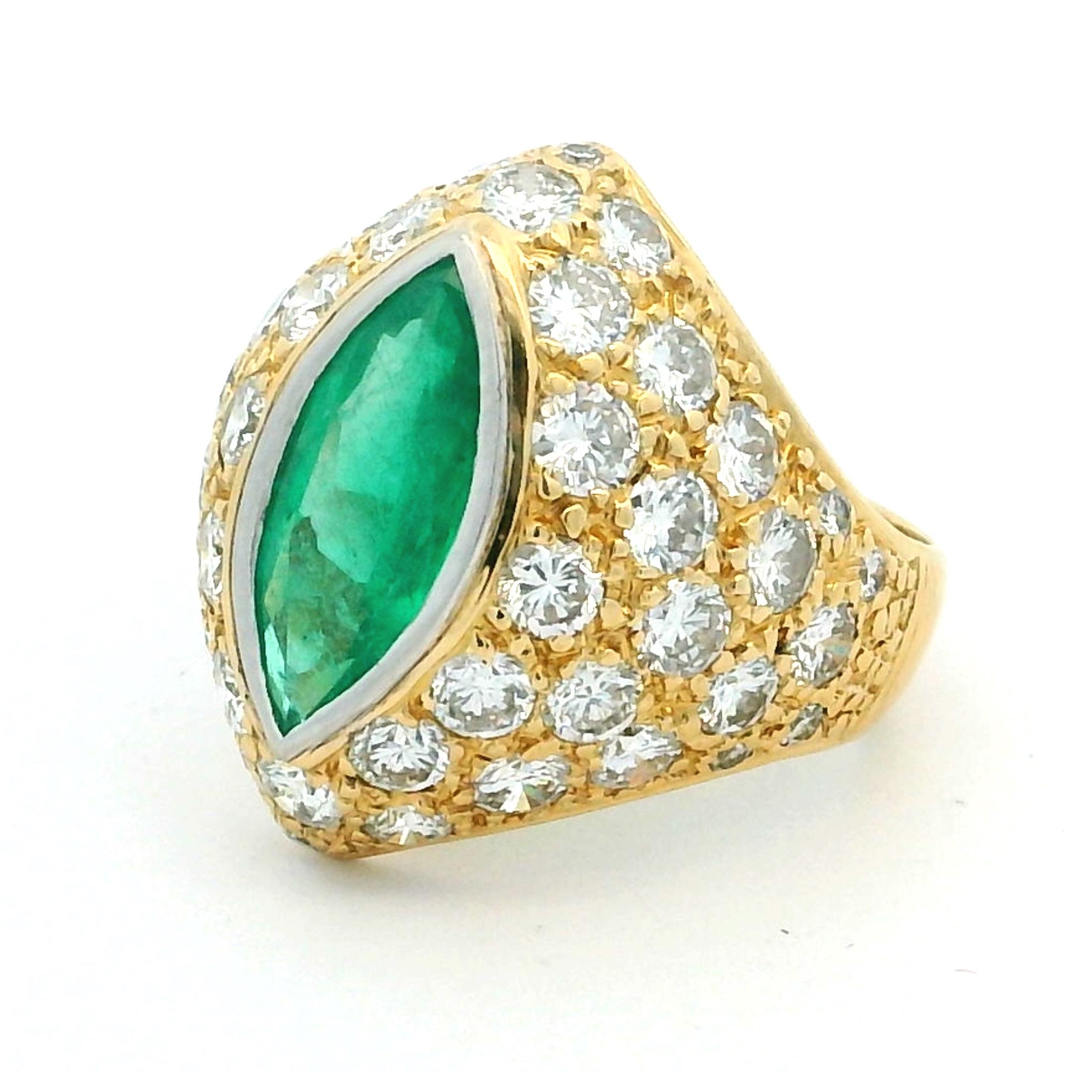 A  anello cocktail a cupola vintage, realizzato a mano in Italia negli anni '70, con al centro un pregiato smeraldo colombiano di circa 2,00 carati. Lo smeraldo taglio marquise è incastonato nel castone e la sua vivida tonalità verde risplende su