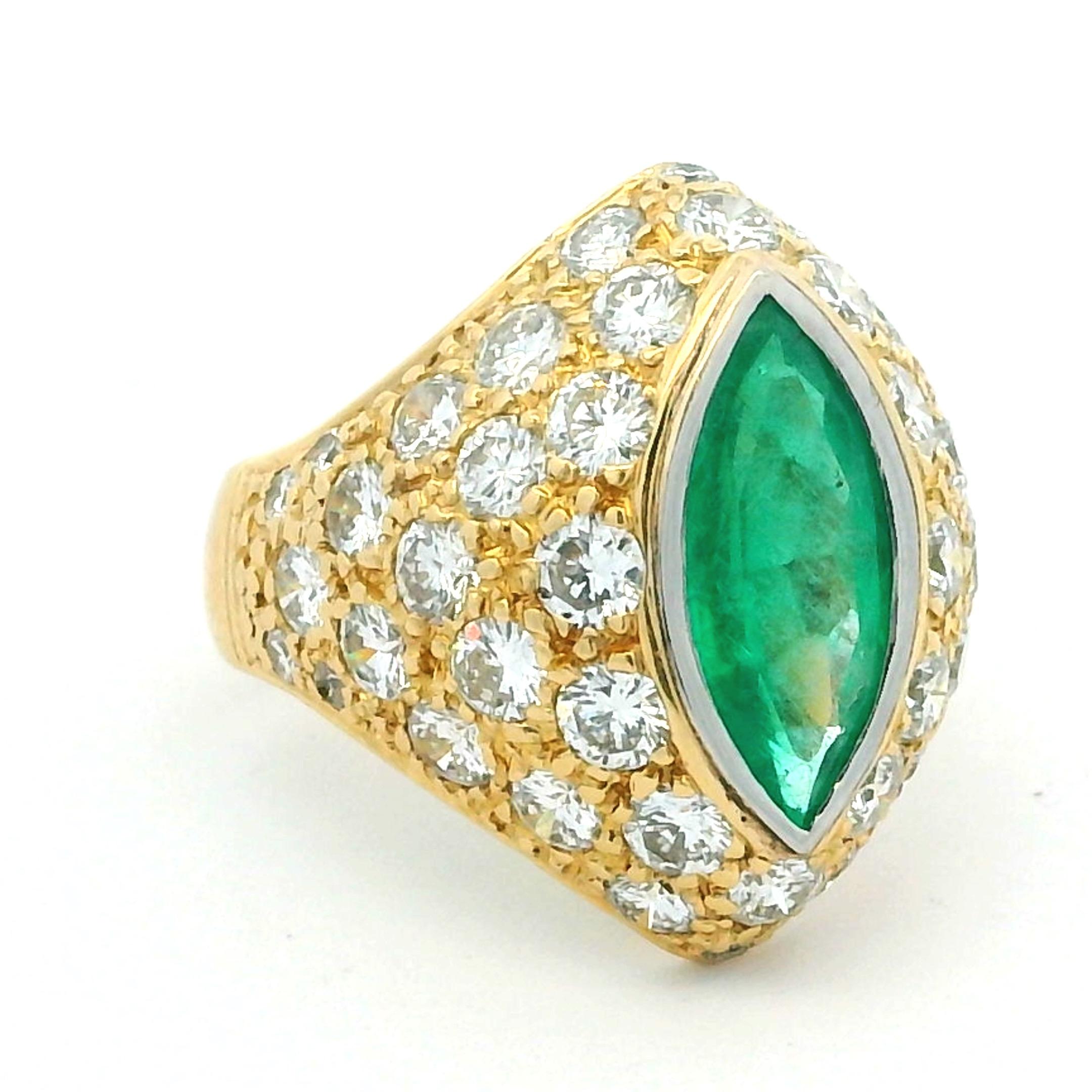 Taglio marquise Anello a cupola in oro giallo 18 carati italiano degli anni '70  Smeraldo Marquise Colombiano e Diamanti in vendita