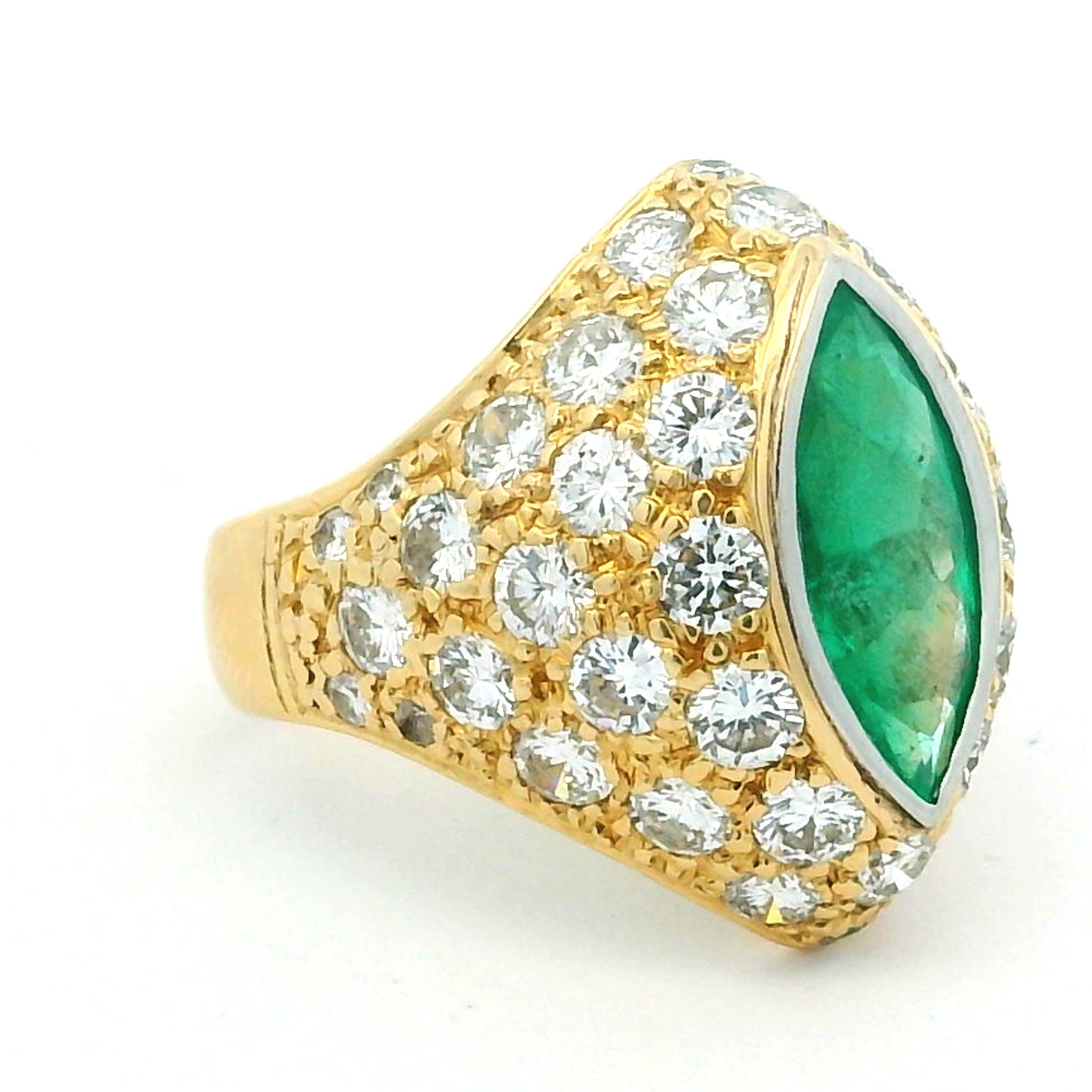 Anello a cupola in oro giallo 18 carati italiano degli anni '70  Smeraldo Marquise Colombiano e Diamanti In condizioni ottime in vendita a Miami, FL